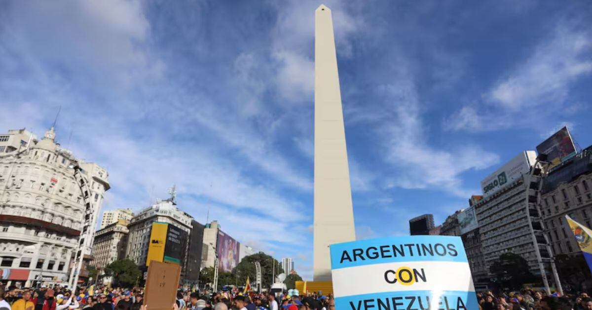 Frente al Obelisco en Buenos Aires, Argentina, venezolanos de todo el mundo se reunieron para reclamar transparencia en los resultados de los comicios sucedidos el domingo pasado (28 de julio) en Venezuela, cuando el Consejo Nacional Electoral (CNE) del país declaró a Nicolás Maduro como presidente reelecto, en unas elecciones catalogadas por múltiples países como "fraudulentas". (Foto: La Nación, Argentina, GDA)