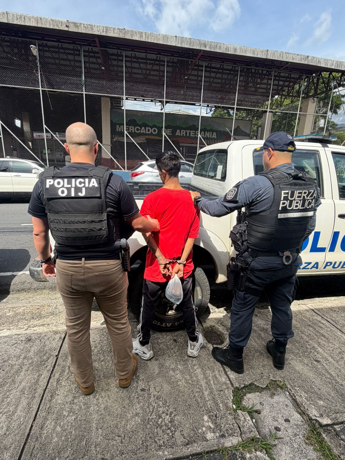 El hombre detenido este miércoles por presunta agresión sexual en San Carlos (de rojo), sería hermano de otro sujeto de apellidos Ordoñez Vargas, aprehendido este jueves en la zona como sospechoso de haber publicado en redes sociales un comentario amenazante contra la presidenta Laura Fernández.