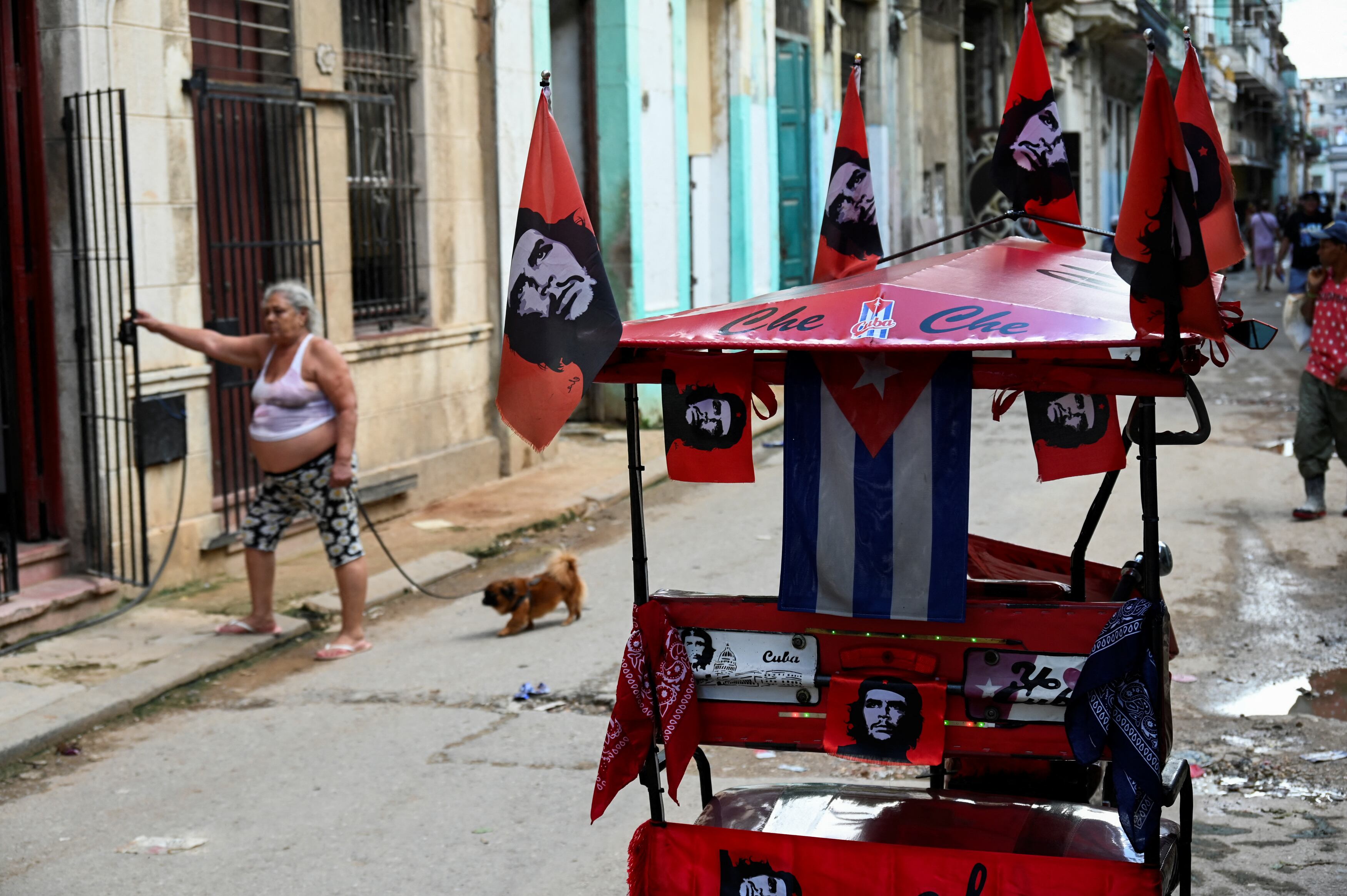 Un bicitaxi decorado con la imagen del Che Guevara circula en una calle de La Habana tras un apagón masivo. Crédito: AFP