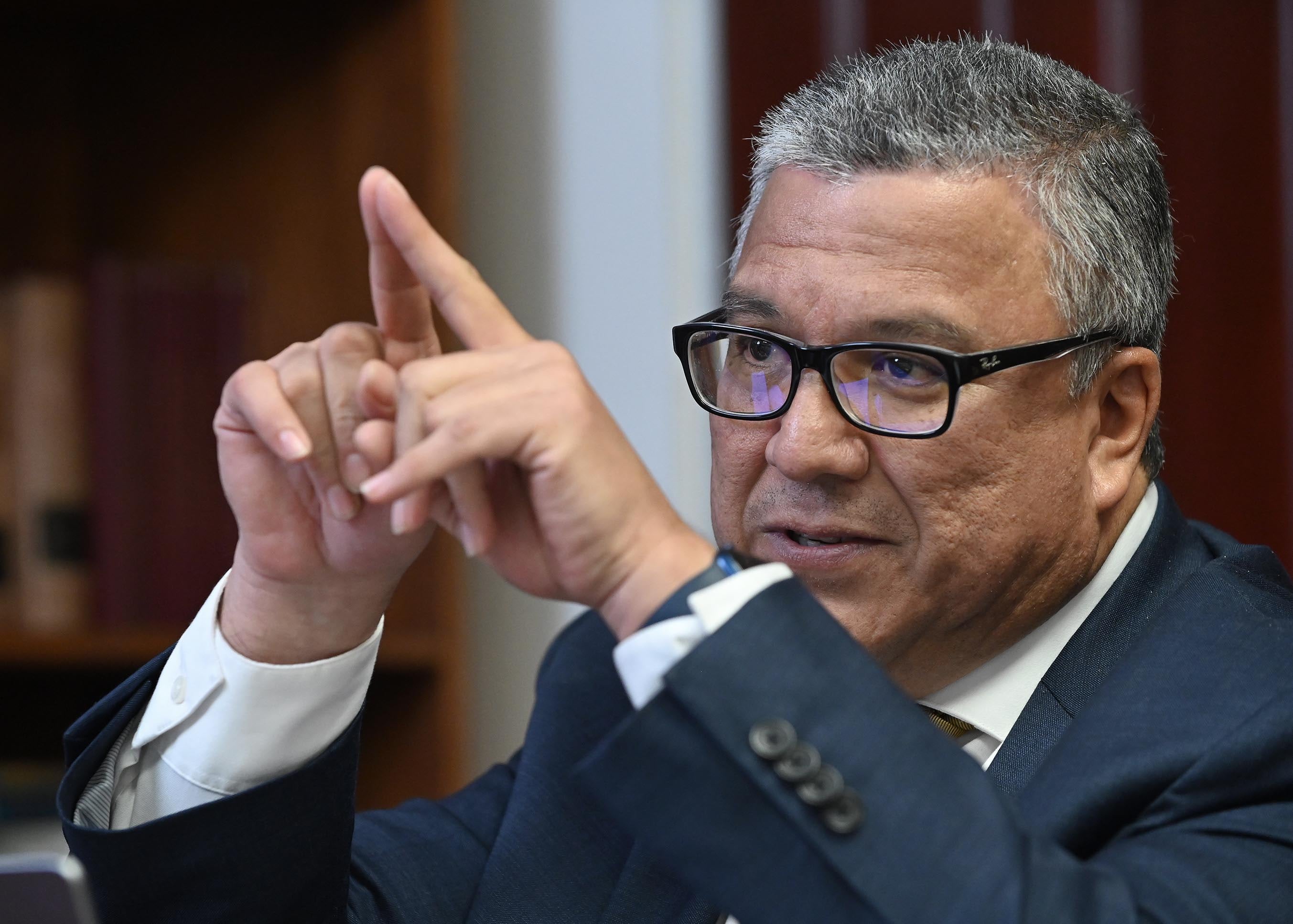 09 de junio del 2025. Rectoría de la UCR. 17:00 hrs. Entrevista con el rector de la Universidad de Costa Rica, Carlos Araya Leandro en su despacho. El catedrático fue consultado acerca de la aprobación del nuevo esquema de salarios para puestos de confianza dentro de la institución. En la foto: La entrevista se realizó en la oficina del rector. Foto: Albert Marín .