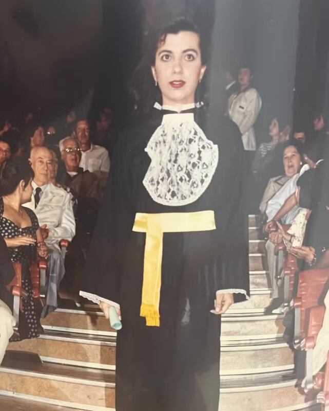 Juliana durante su primera graduación universitaria.