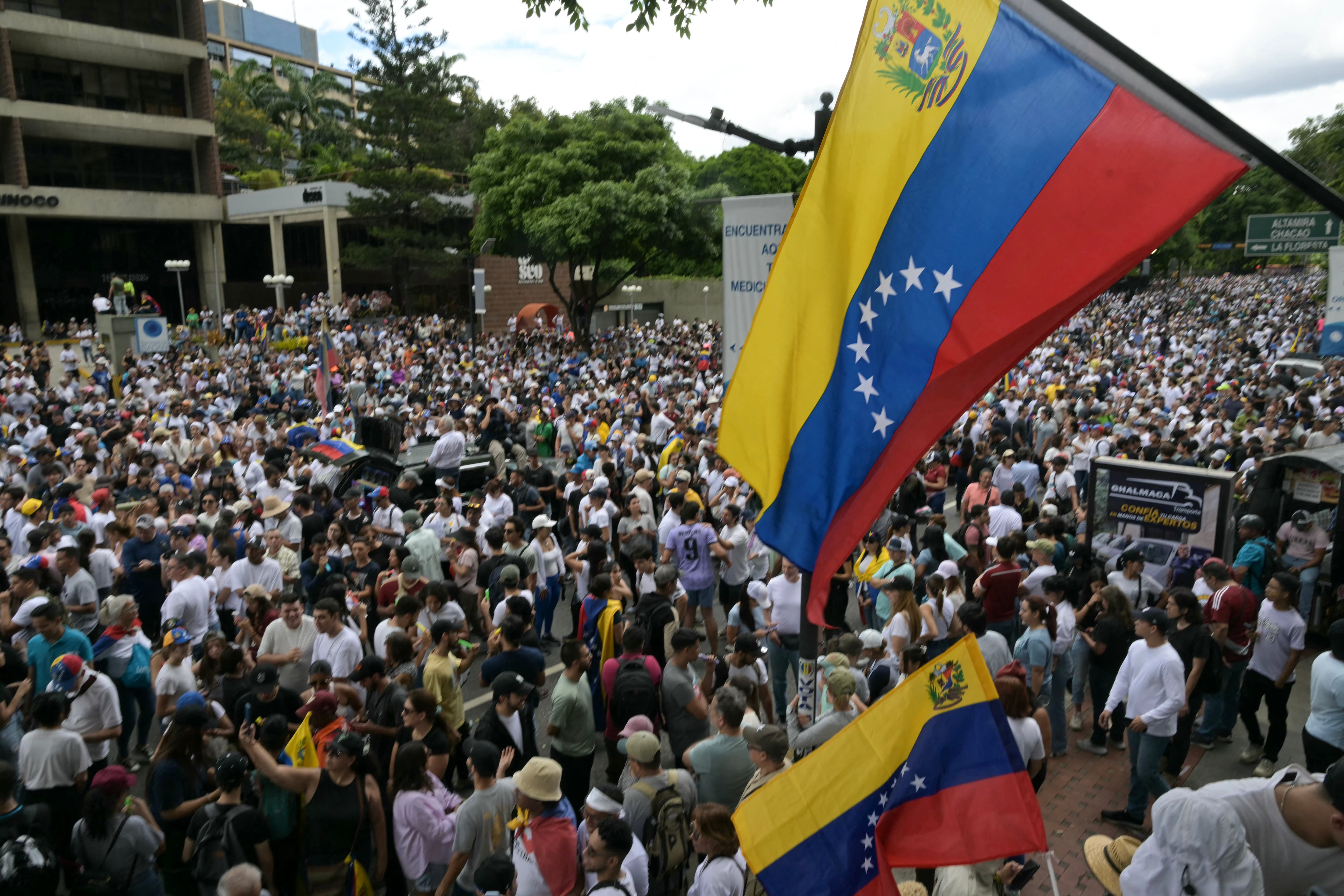 Opositores al presidente venezolano Nicolás Maduro participan en una manifestación convocada por el candidato presidencial Edmundo González Urrutia y la líder opositora María Corina Machado, frente a la sede de las Naciones Unidas en Caracas este lunes. Venezuela se prepara para nuevas manifestaciones después de que 11 personas murieran y decenas resultaran heridas cuando las autoridades disolvieron las protestas contra la afirmación del presidente Nicolás Maduro de su victoria en las disputadas elecciones del fin de semana en el país. Foto de YURI CORTEZ / AFP