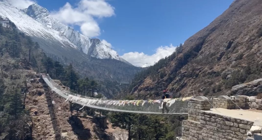 Puente colgante monte Everest
Situado entre la localidad de Namche Bazaar, conocida como la “capital de los sherpas” y el Campo Base del Monte Everest.
6 de abril del 2026
Cortesía: Warner Rojas