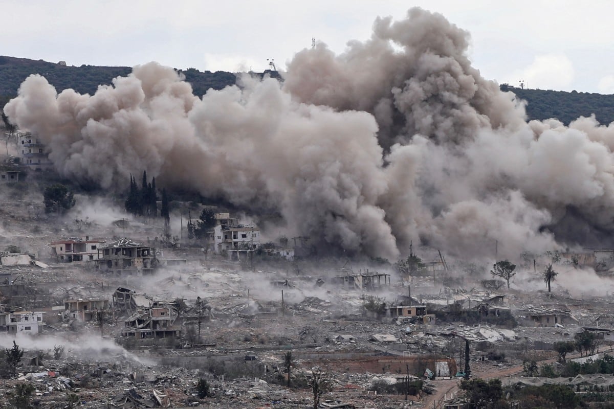 sta fotografía, tomada desde la localidad de Hanniyeh, en el sur del Líbano, muestra humo elevándose desde el lugar de una serie de explosiones controladas por Israel en la cercana localidad de al-Mansouri, el 28 de septiembre de 2026.