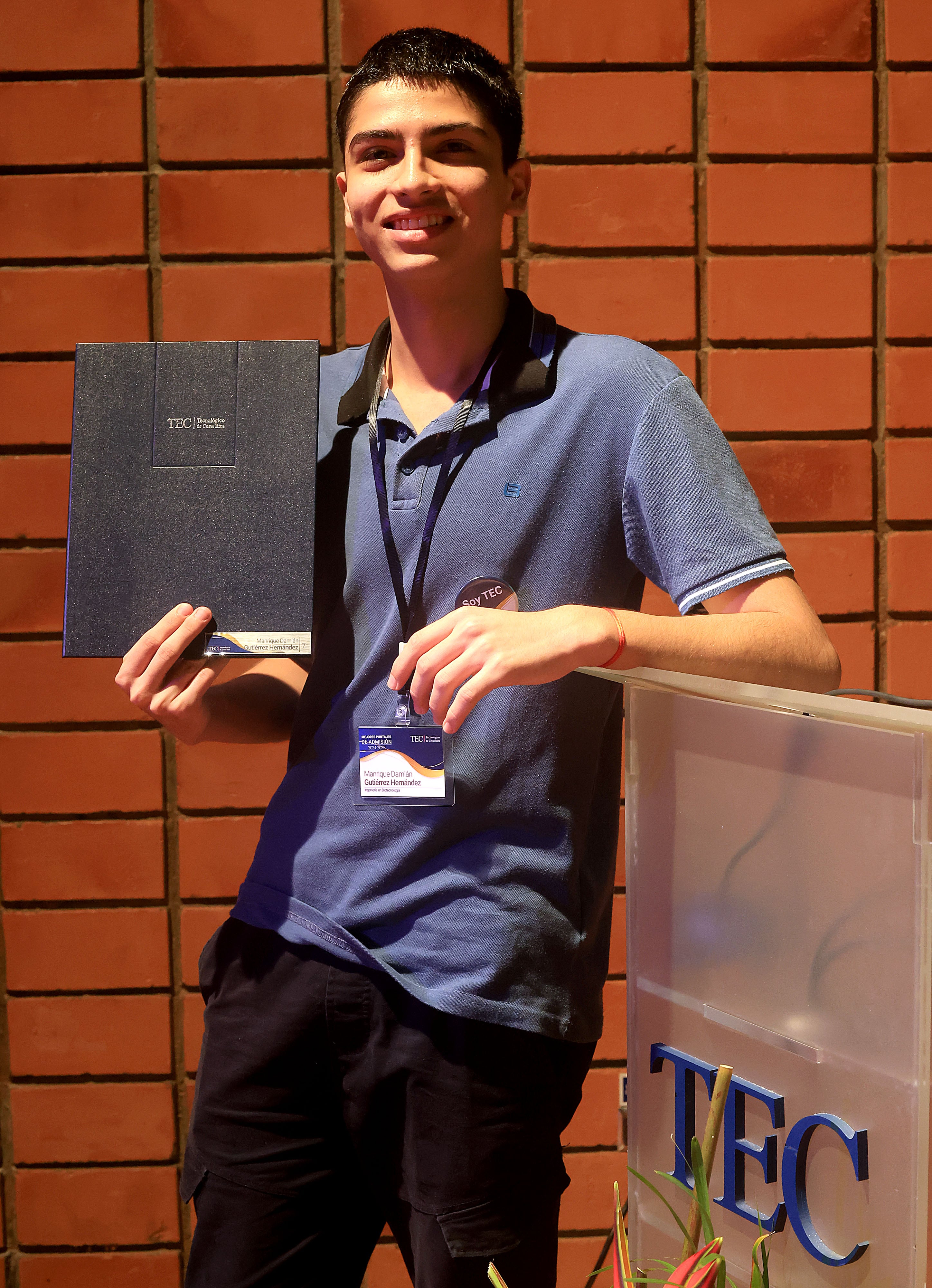Manrique Gutiérrez Hernández posa con el reconocimiento que le entregaron en el Tec por ser uno de los 30 mejores en la nota de admisión. El joven también se destacó en la prueba de aptitud de la UCR.