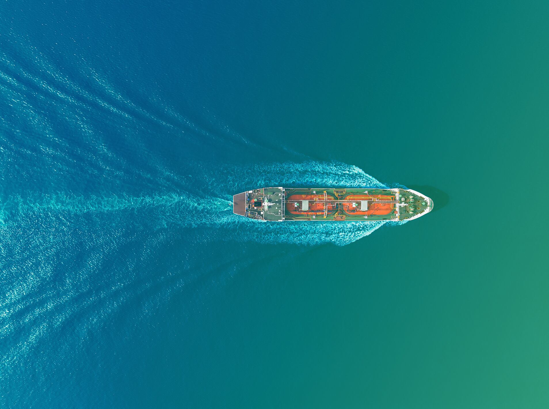 Vista áerea de un barco que traslada petróleo de una refinería marítima.