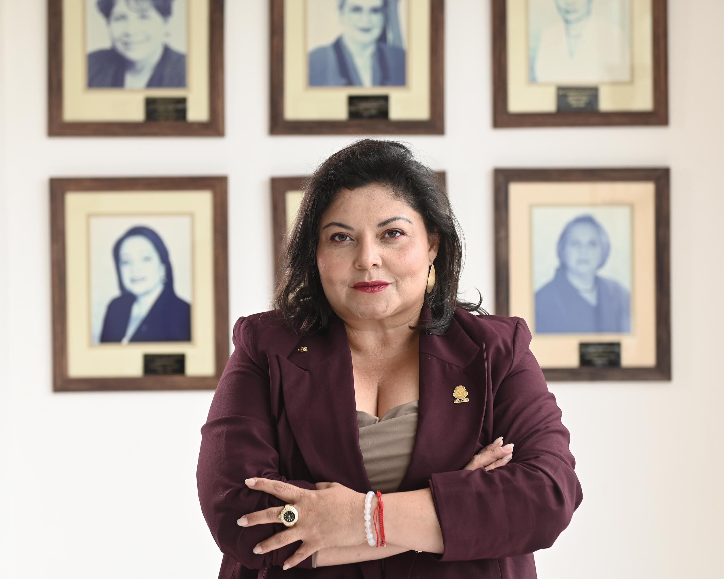17 de junio del 2025. Oficinas centrales del Instituto Nacional de la Mujer (Inamu) en San Pedro. 10:00 hrs. Entrevista a la ministra de la mujer, Cindy Quesada, para la Revista Dominical. En la foto: Retratos de la ministra y algunas fotos durante la entrevista. Foto: Albertr Marín