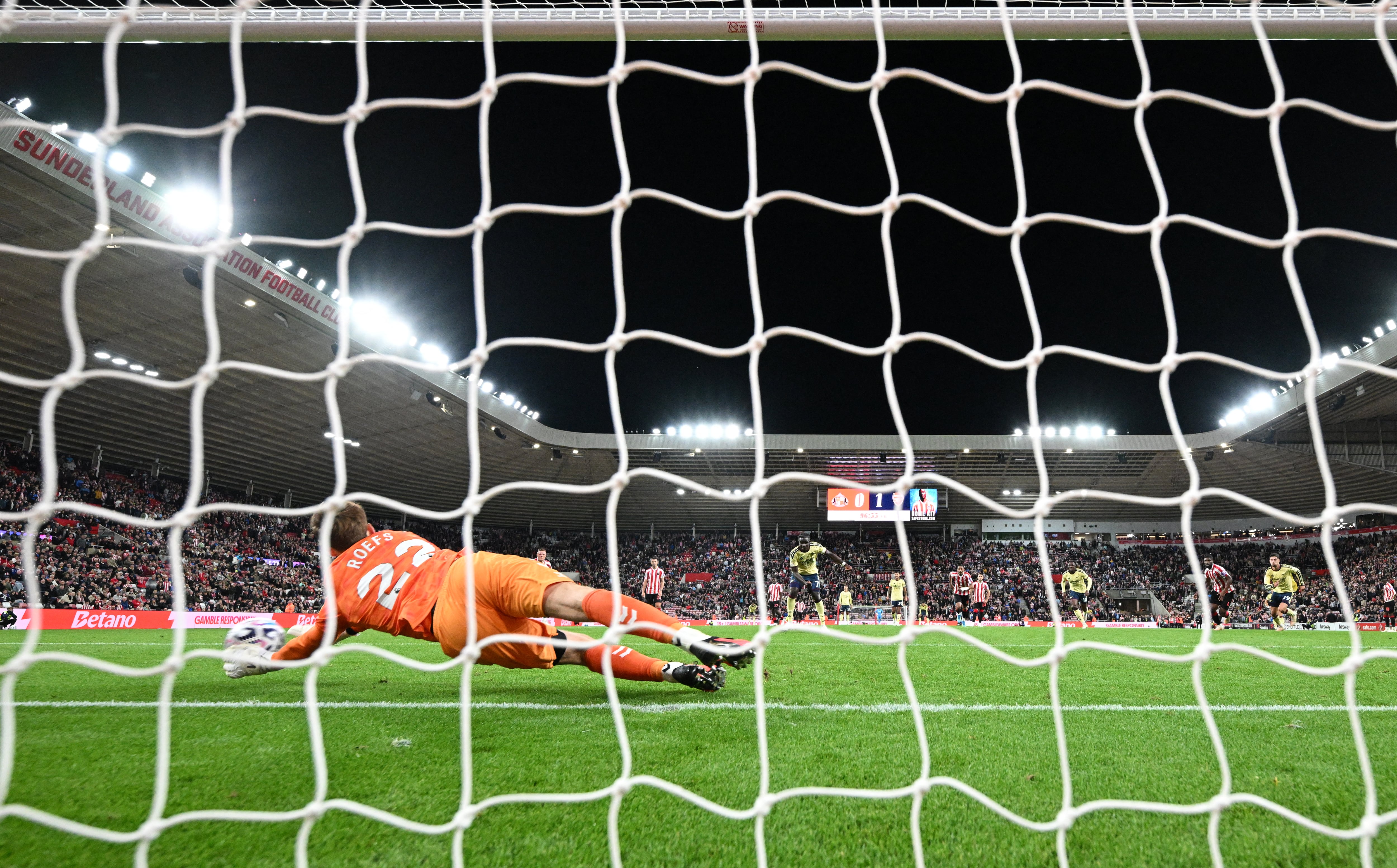El volante del Arsenal Bukayo Saka anota de penal ante el Sunderland en el Stadium of Light, por la Premier League.