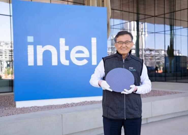 El CEO de Intel, Lip-Bu Tan, con una oblea de tiles de CPU para los procesadores Panther Lake.