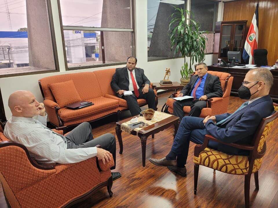 Reunión del vicepresidente, Stephan Brunner, con el director del Infocoop, Alejandro Ortega, y el director legal, Mauricio Pazos, en Casa Presidencial. Foto: Infocoop.