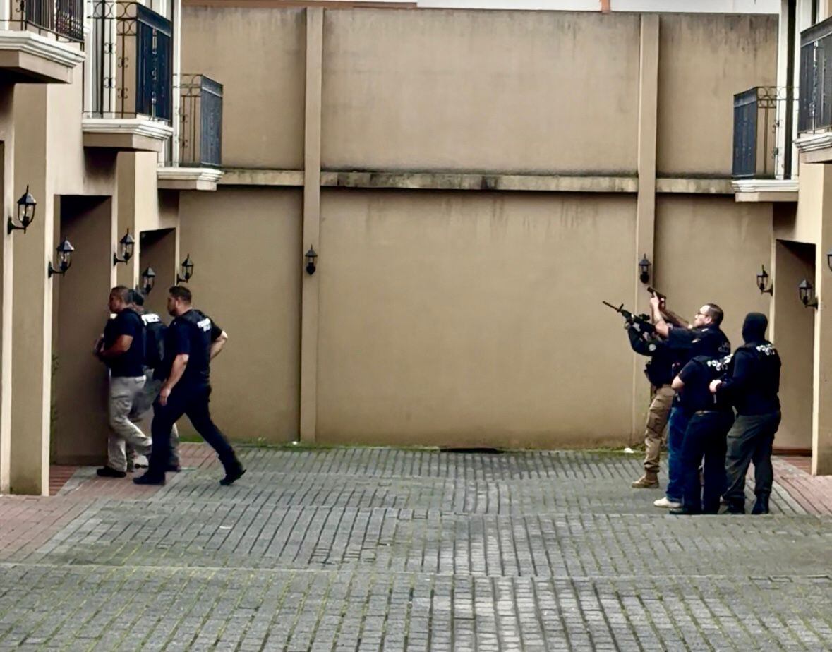 Agentes judiciales allanaron un condominio en Sabanilla, como parte de una investigación del OIJ y la Fiscalía de Quepos relacionada con préstamos gota a gota.