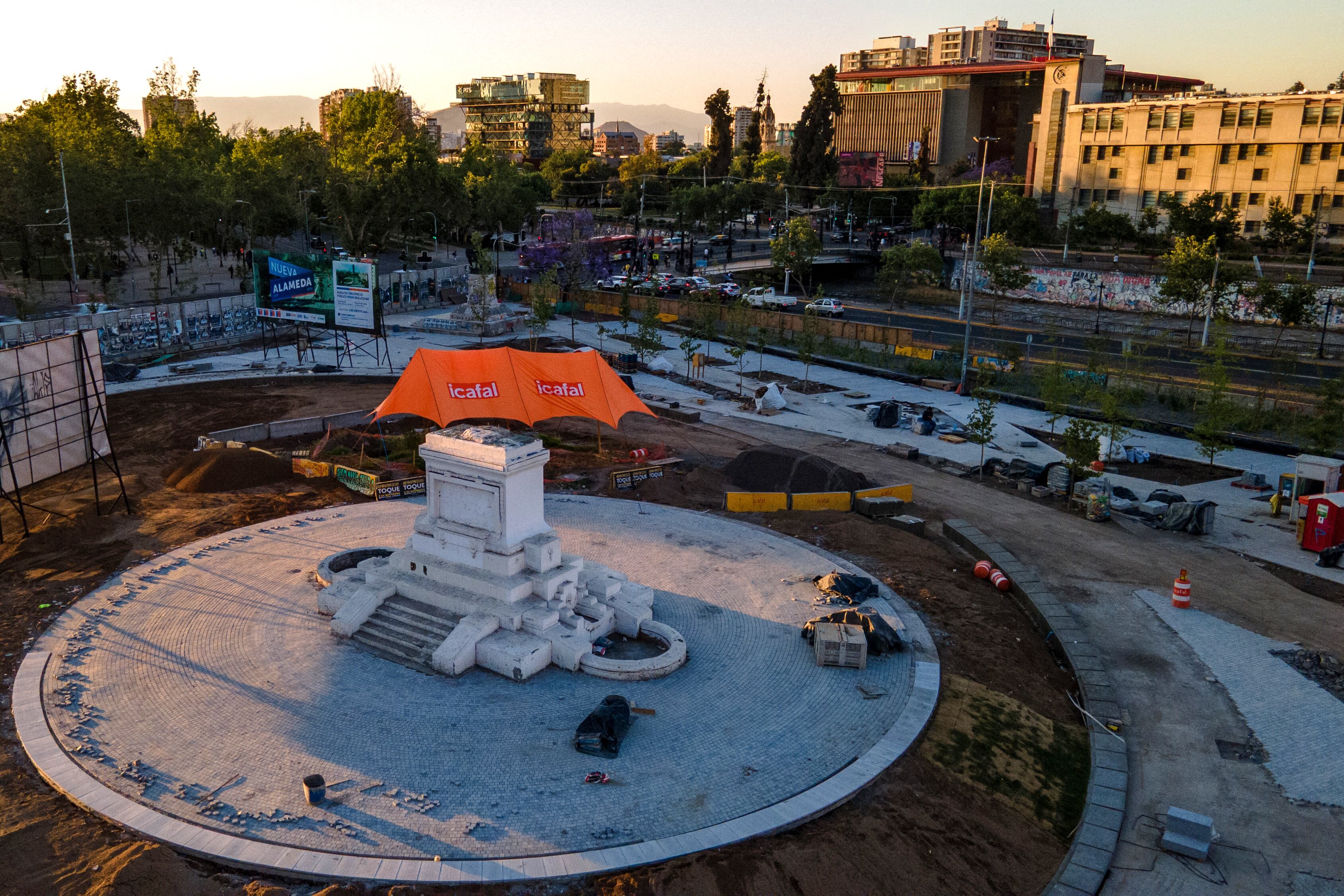 Vista aérea de la Plaza Italia, escenario del levantamiento social de 2019, actualmente en remodelación, en Santiago. Seis años después de que la indignación por la desigualdad en Chile desencadenara una revuelta de cinco meses que llevó al poder a un presidente de izquierda, en el lugar de la protesta, se percibe que viene una fuerte reacción. Fotografía: