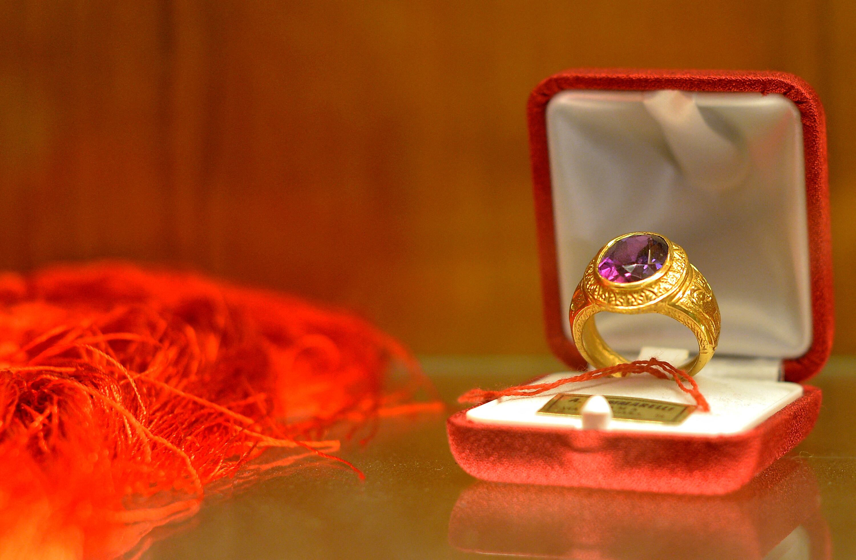 El anillo de un cardenal se observa en la sastrería eclesiástica Gammarelli en Roma, el 21 de febrero de 2013.