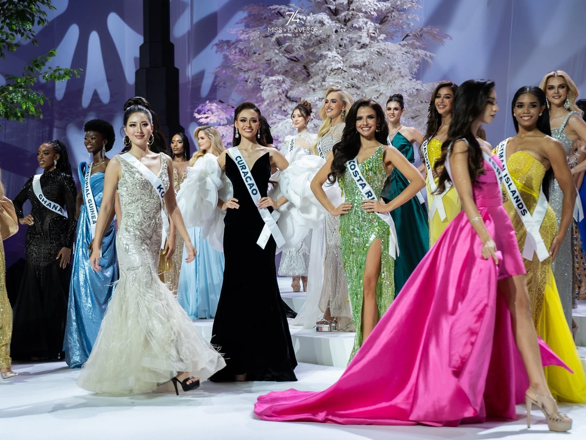 El vestido “Verde Cahuita” fue diseñado por el costarricense Kevin Rojas y Mahyla Roth lo llevó puesto en su primera pasarela del Miss Universo.