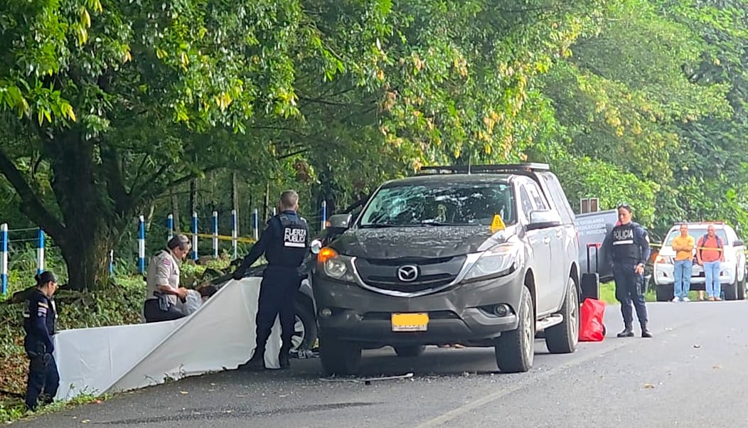 Equipos de la Cruz Roja, Fuerza Pública y de Tránsito atendieron el choque donde falleció un menor de 4 años en Aguas Zarcas. Fotografía: