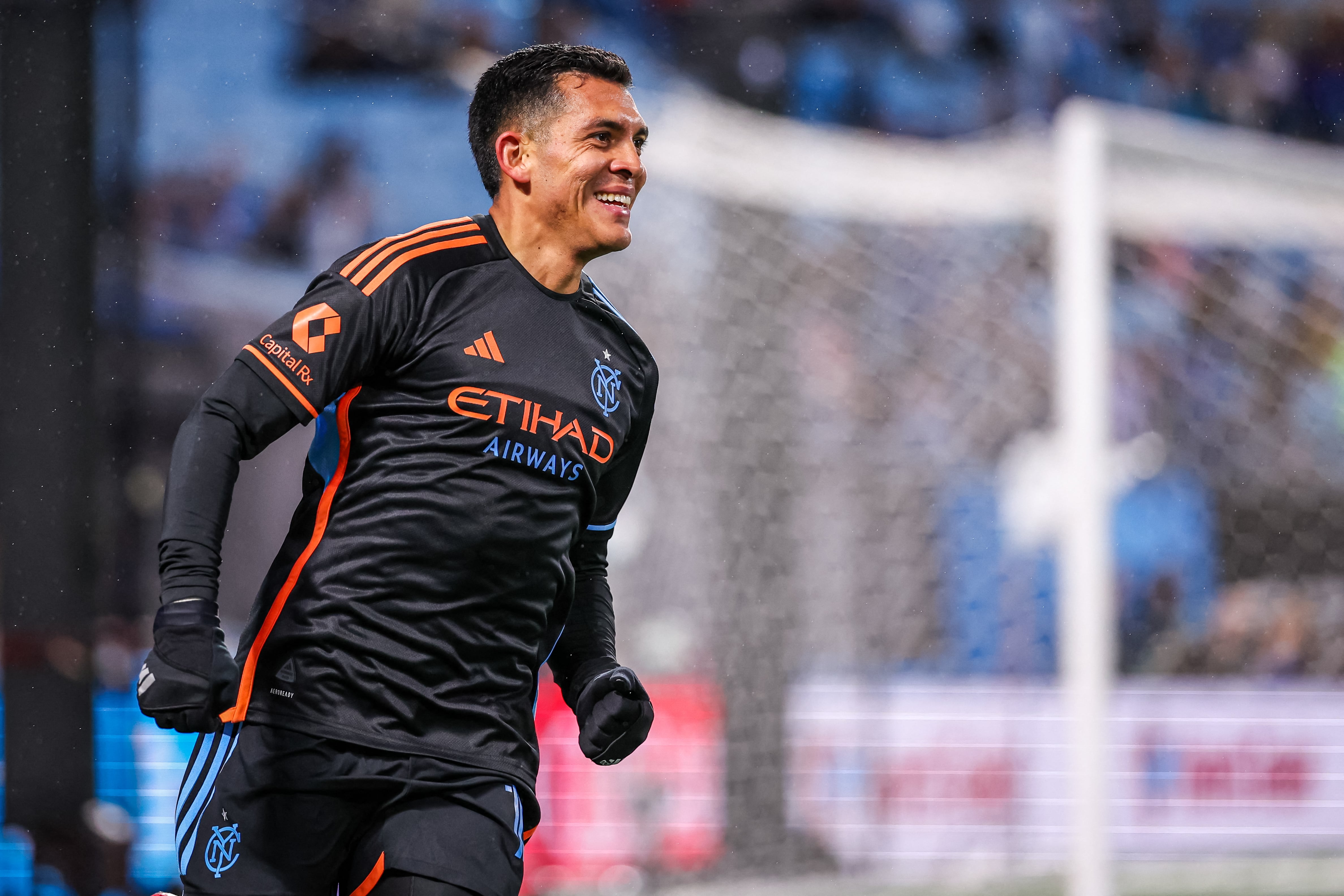 Alonso Martínez festeja tras anotarle al equipo de Charlotte en los playoffs de la MLS.