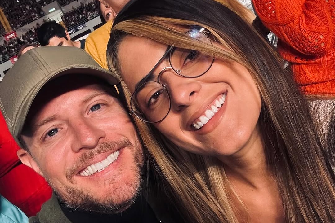 Mauricio Hoffmann vivió acaramelado momento con Majo Ulate en concierto de Chayanne.