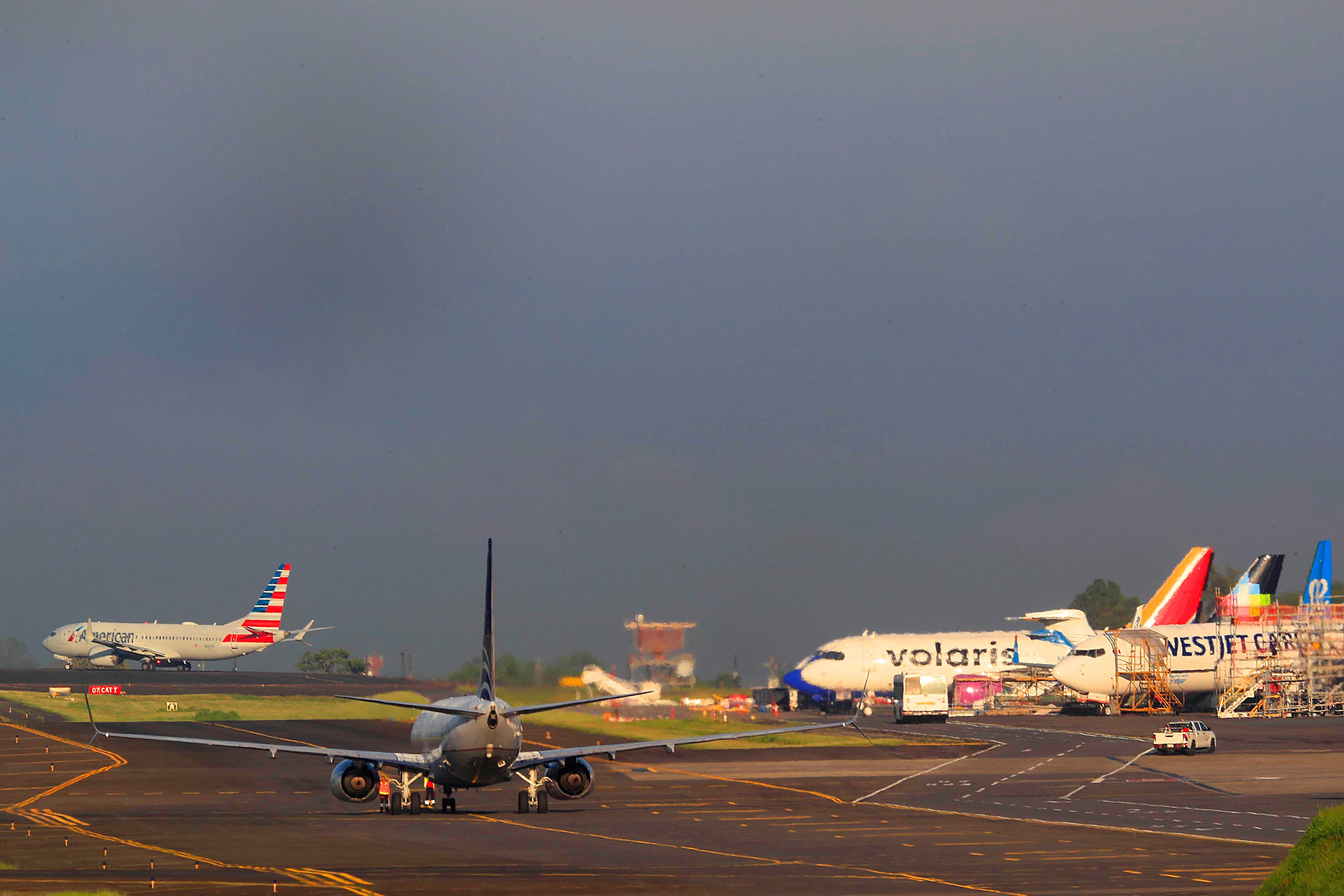 04/07/2023 Aeropuerto Juan Santamaría. Despegue y llegada de aviones, pista y torre de control. Para temas ralacionados con tráfico aéreo, aviones, torre de control, controladores aéreos, líneas aéreas, etc.