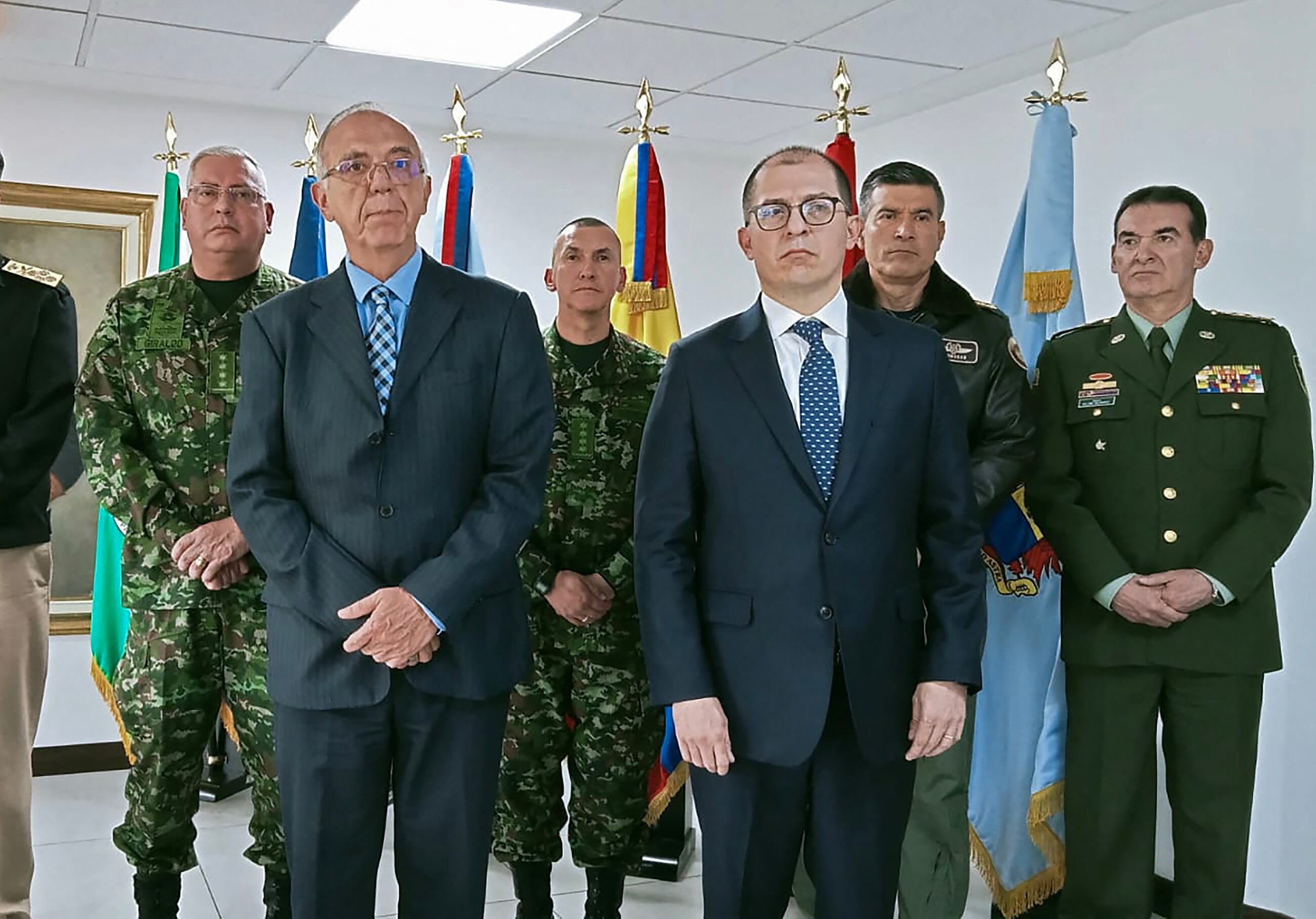 Ministro de Defensa Iván Velásquez (L) y al Fiscal General Francisco Barbosa posar para una foto después de celebrar una reunión en Bogotá