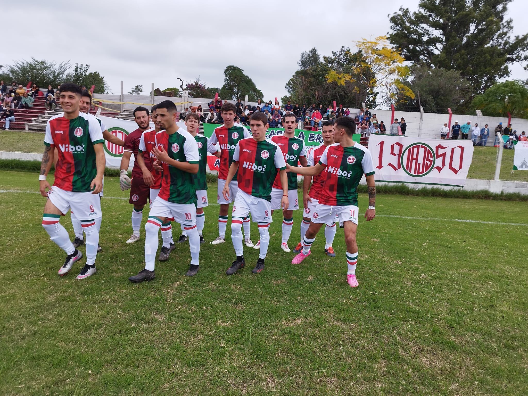 Wálter Domínguez (10) se ha convertido en figura del fútbol amateur uruguayo, sobre todo después de su convocatoria a la selección charrúa. Fotografía: Juventud Soriano