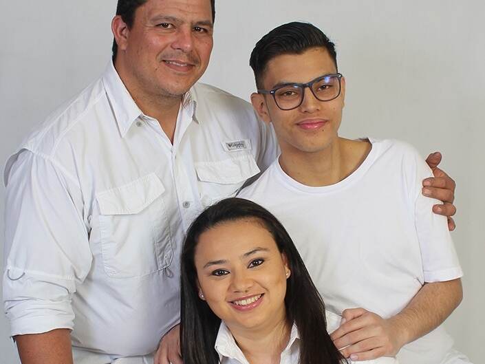 La familia Marín Umaña: Elsa Elsa Umaña Rodríguez, su esposo Roberto Marín y el hijo de ambos Luis Diego Marín Umaña.