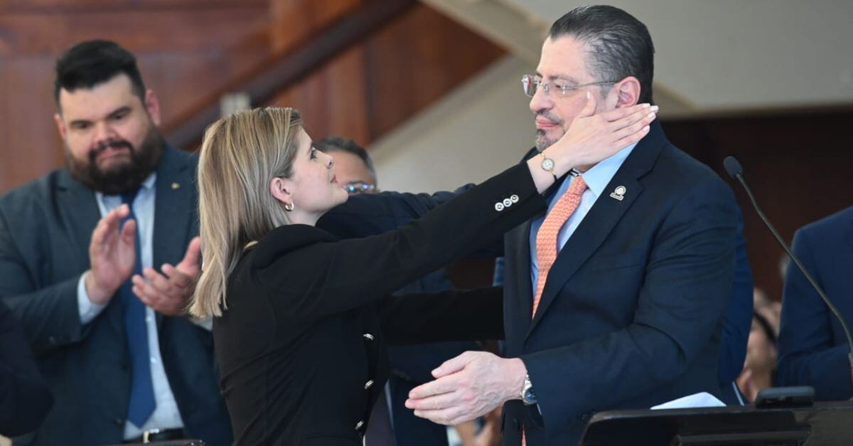 En la imagen, Laura Fernández abraza al presidente Rodrigo Chaves.