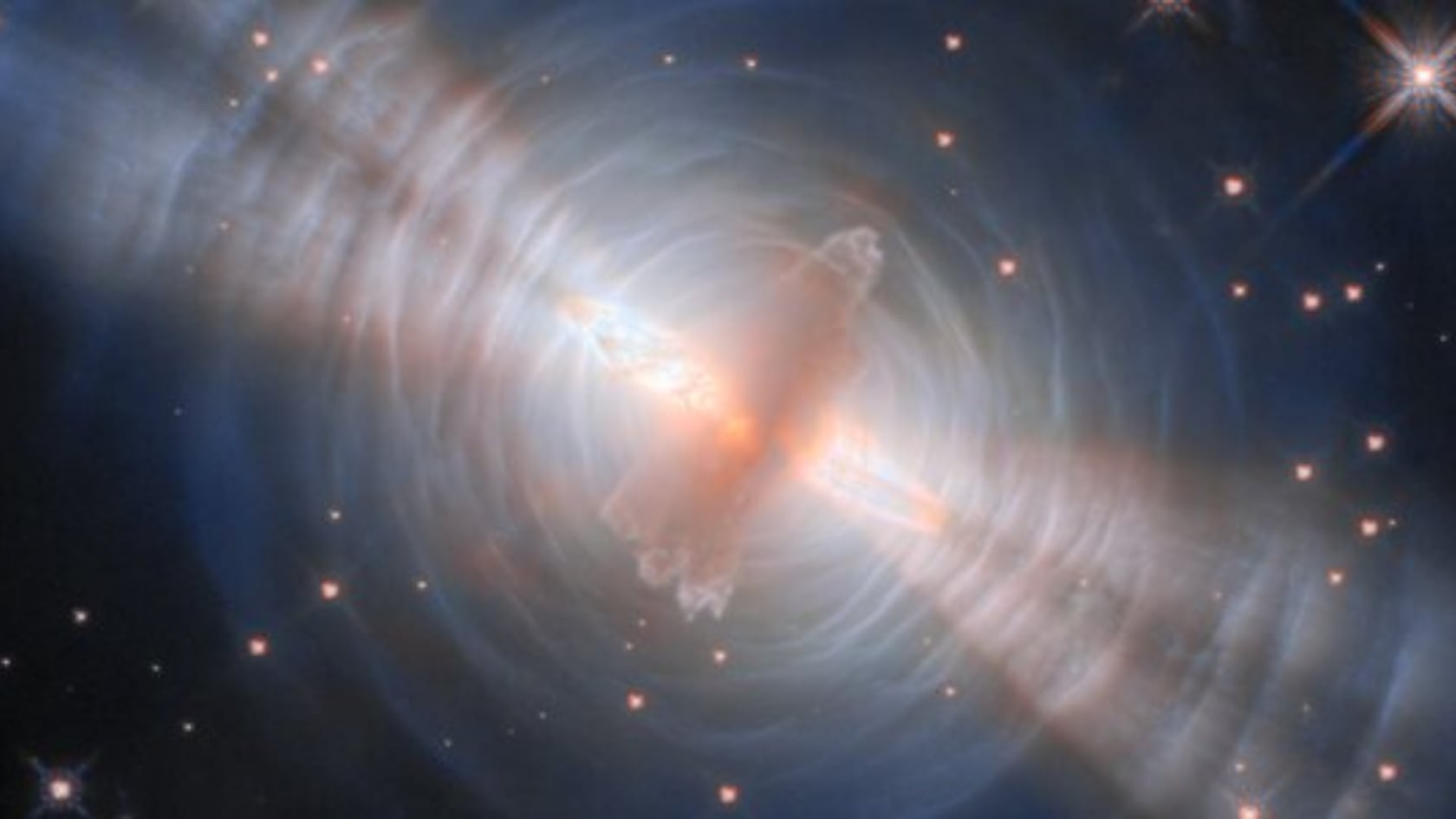 Hubble registró nuevos detalles de la Nebulosa del Huevo, una estrella moribunda en etapa preplanetaria que ayuda a entender la evolución estelar.