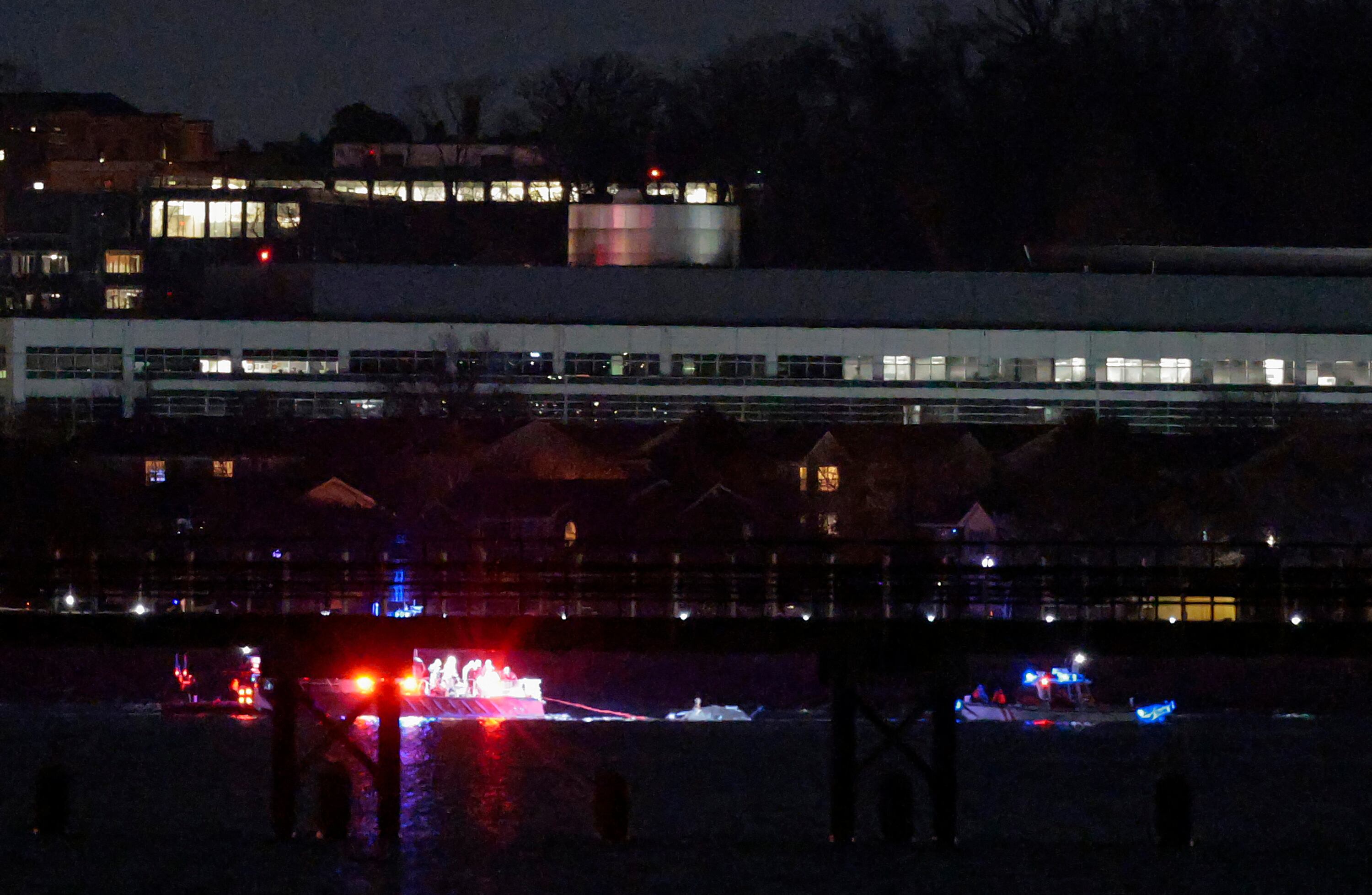 Unidades de respuesta a emergencias llevan a cabo operaciones de búsqueda y rescate en el río Potomac, cerca del aeropuerto Ronald Reagan de Washington, el 30 de enero de 2025 en Arlington, Virginia. Un vuelo de American Airlines procedente de Wichita (Kansas) colisionó con un helicóptero cuando se aproximaba al aeropuerto nacional Ronald Reagan.