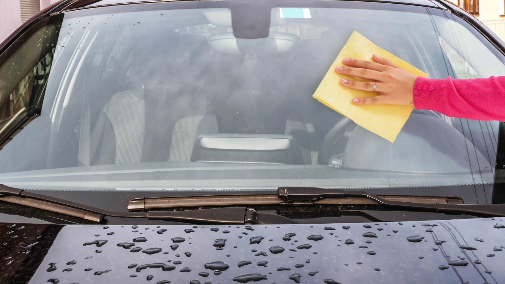 Este truco casero con vinagre de manzana limpia vidrios y elimina olores del automóvil sin dejar residuos.