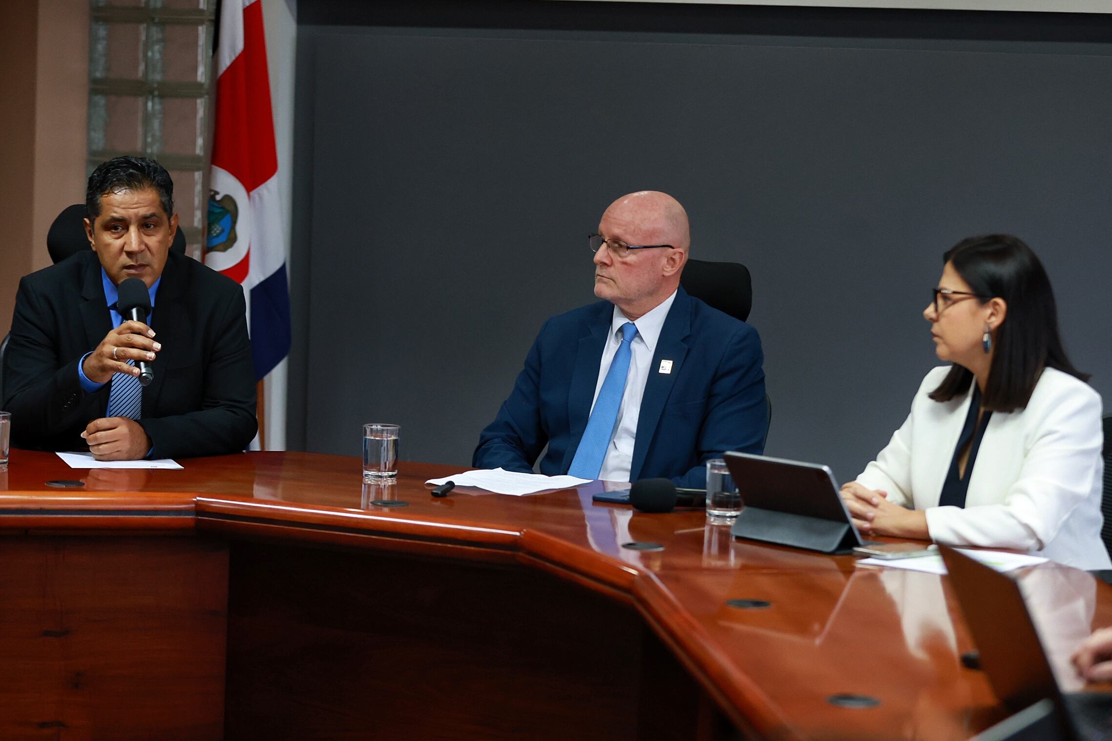 28/10/2024/ Nogui Acosta durante conferencia de prensa en el ministerio de Hacienda junto con el vicepresidente Stephan Brunner y Gabriela Chacón presidenta ejecutiva del INS SOBRE Póliza de gabinete / foto John Durán