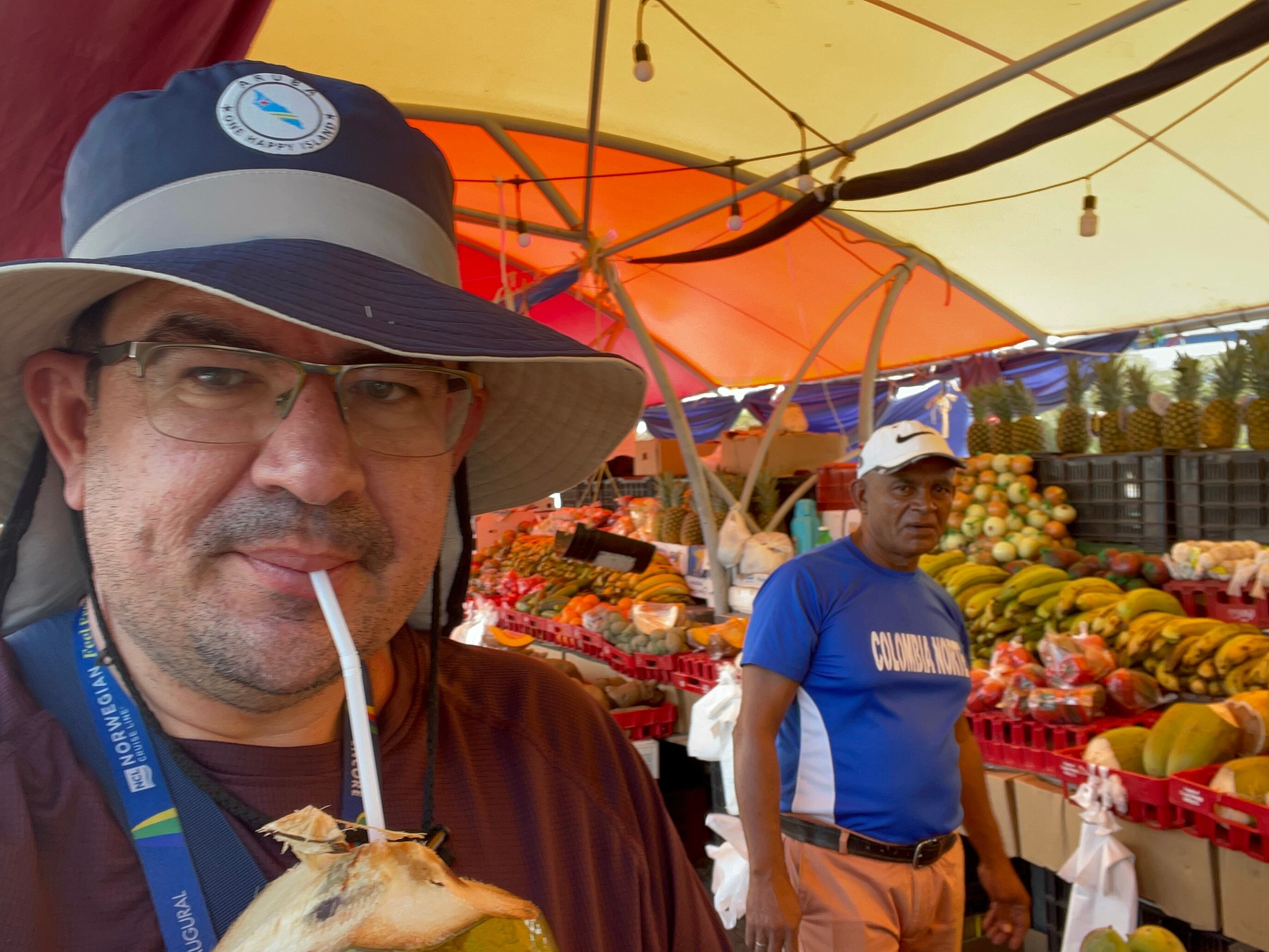 Disfruto de una deliciosa agua de pipa fría en el mercado flotante de Curazao.