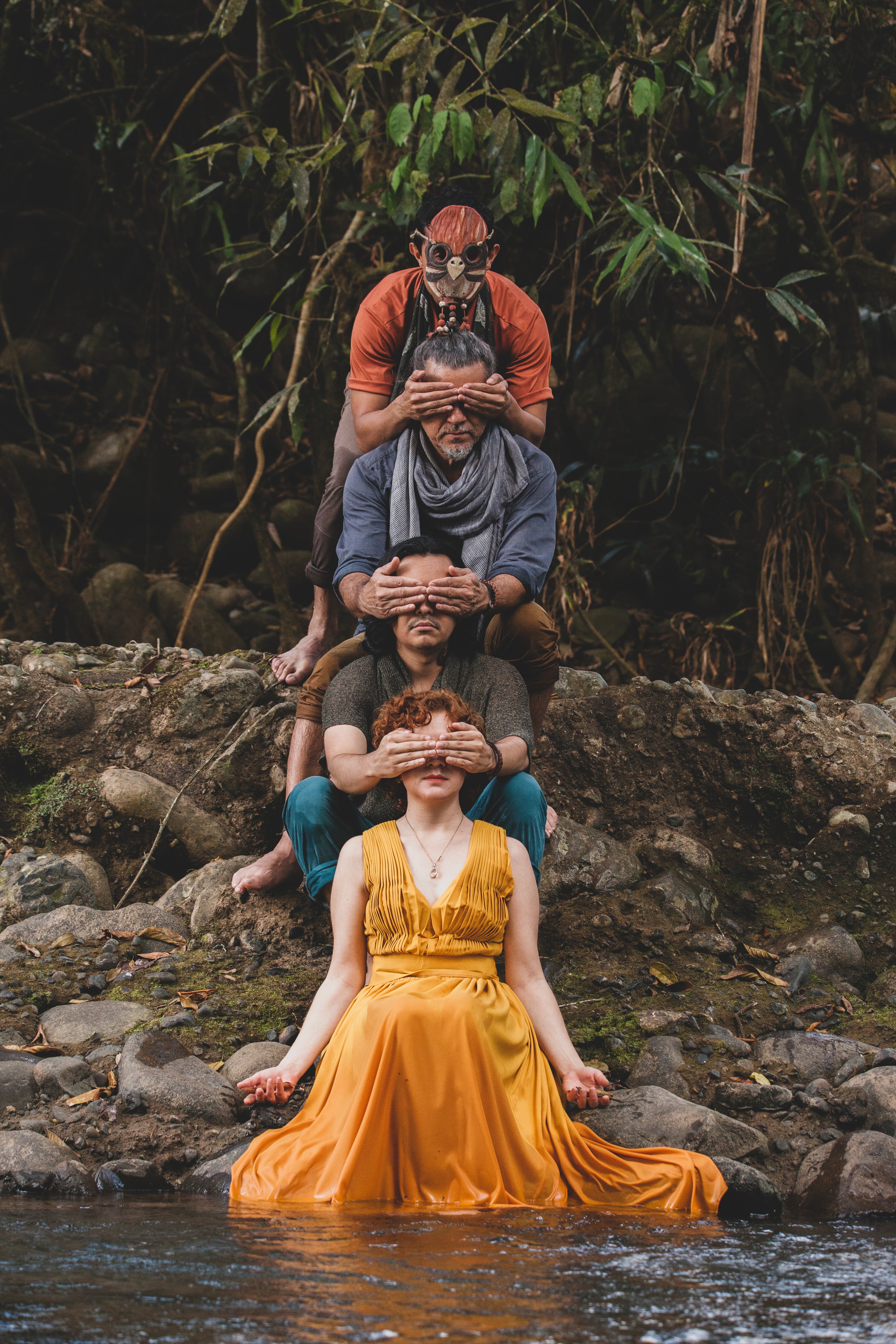 La banda está conformada por Elena Zúñiga (violonchelo, cuatro venezolano y voz), Fabián Arroyo (teclado, piano y coros), Maristella Jiménez (violín y coros), Gerardo Mora (batería), Allan Chinchilla (bajo) y Sabah Halabi (percusión étnica).