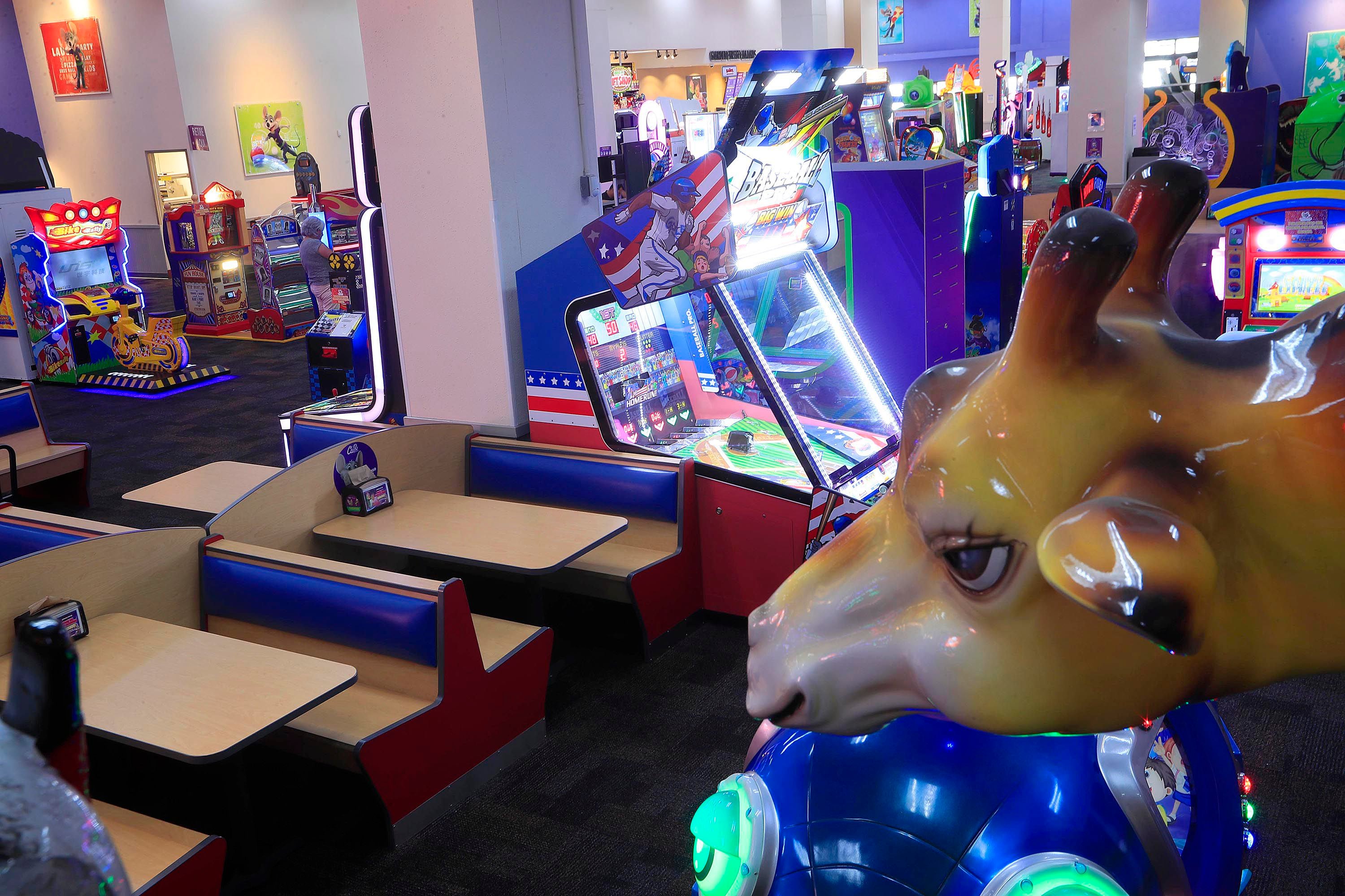 nterior de Chuck E. Cheese's en Plaza Bratsi, Heredia, con juegos arcade, atracciones mecánicas y áreas de comida antes de su cierre definitivo en Costa Rica.