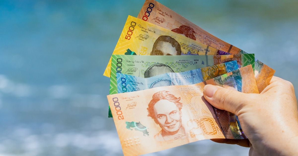 En la imagen una persona sosteniendo billetes.