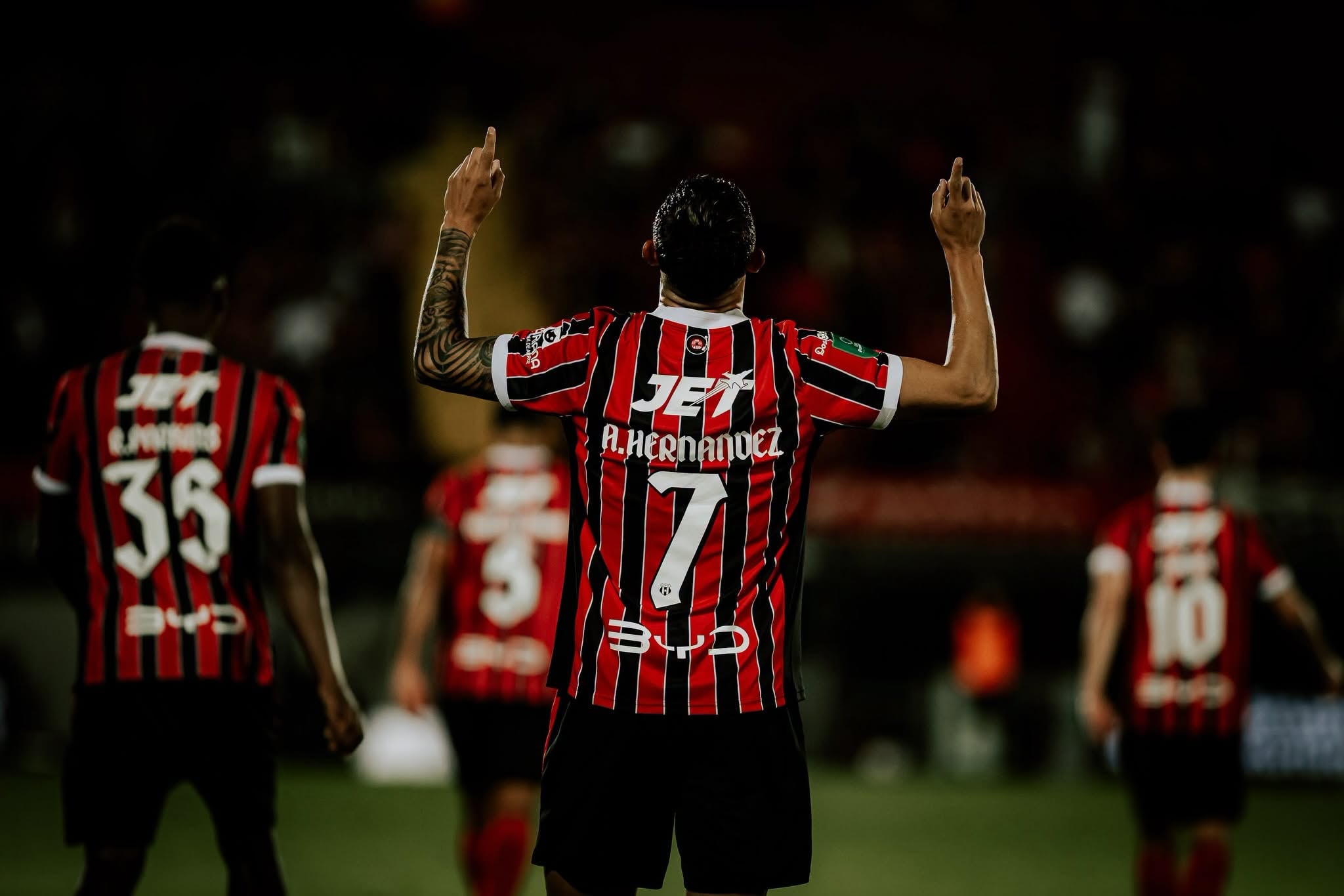 Anthony Hernández recibió una falta dentro del área en el partido entre Alajuelense y Escorpiones que dio mucho de qué hablar.