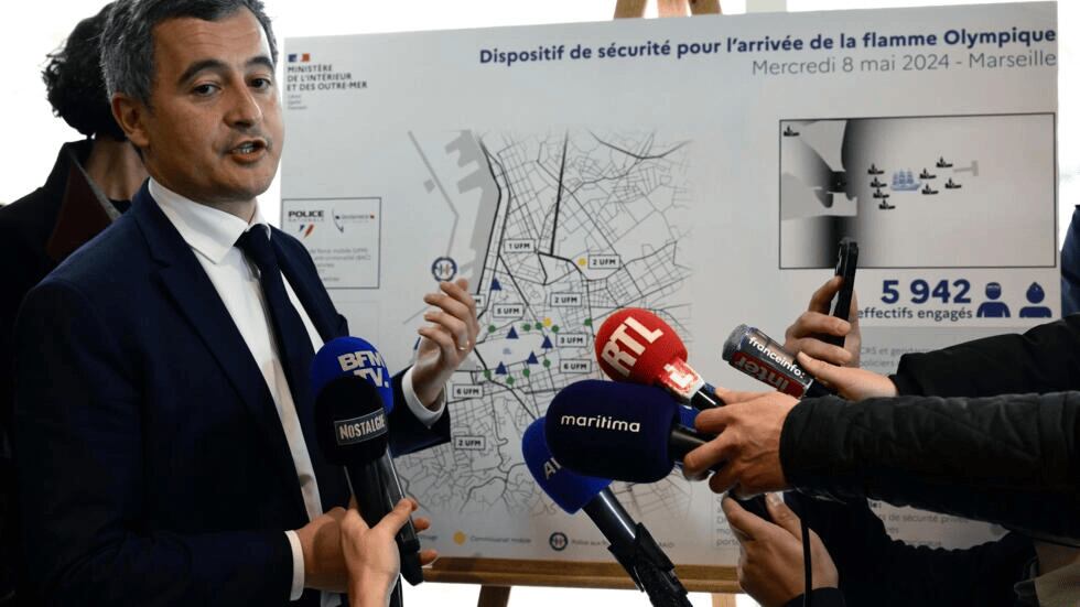 El ministro francés del Interior, Gerald Darmanin, presenta a la prensa un mapa con el dispositivo de seguridad para la llegada de la llama olímpica a Marsella el 8 de mayo. En Marsella (Francia), el 26 de abril de 2024. Foto: CHRISTOPHE SIMON / AFP