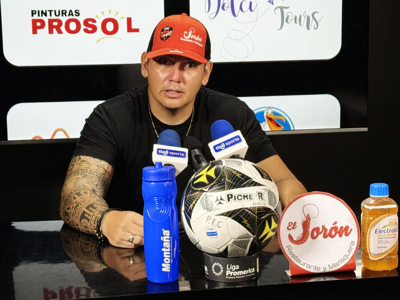 César Alpízar, entrenador de Puntarenas FC, durante la conferencia de prensa tras el partido ante Alajuelense por el Torneo de Apertura 2025.