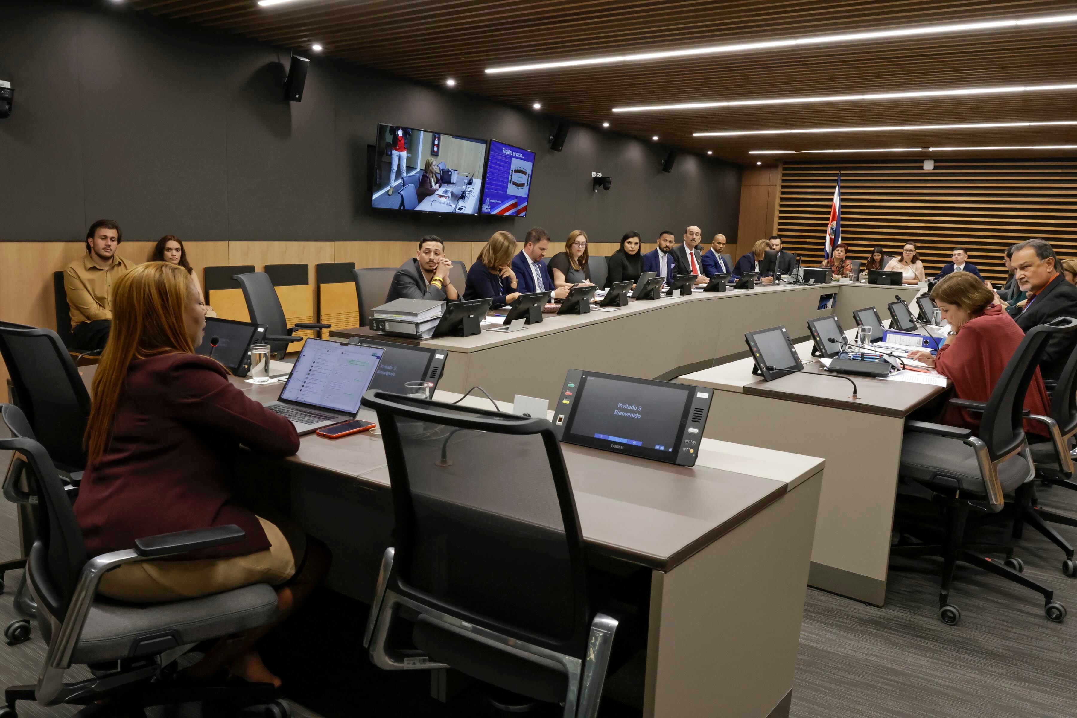 06/11/2023. Asamblea Legislativa, San José. Hora: 06:00 p.m. Comparecencia de la presidenta de la Junta De Protección Social de San José, Esmeralda Britton (en la foto), en la Comisión que investiga las contrataciones en el SINART. Fotos: Mayela López