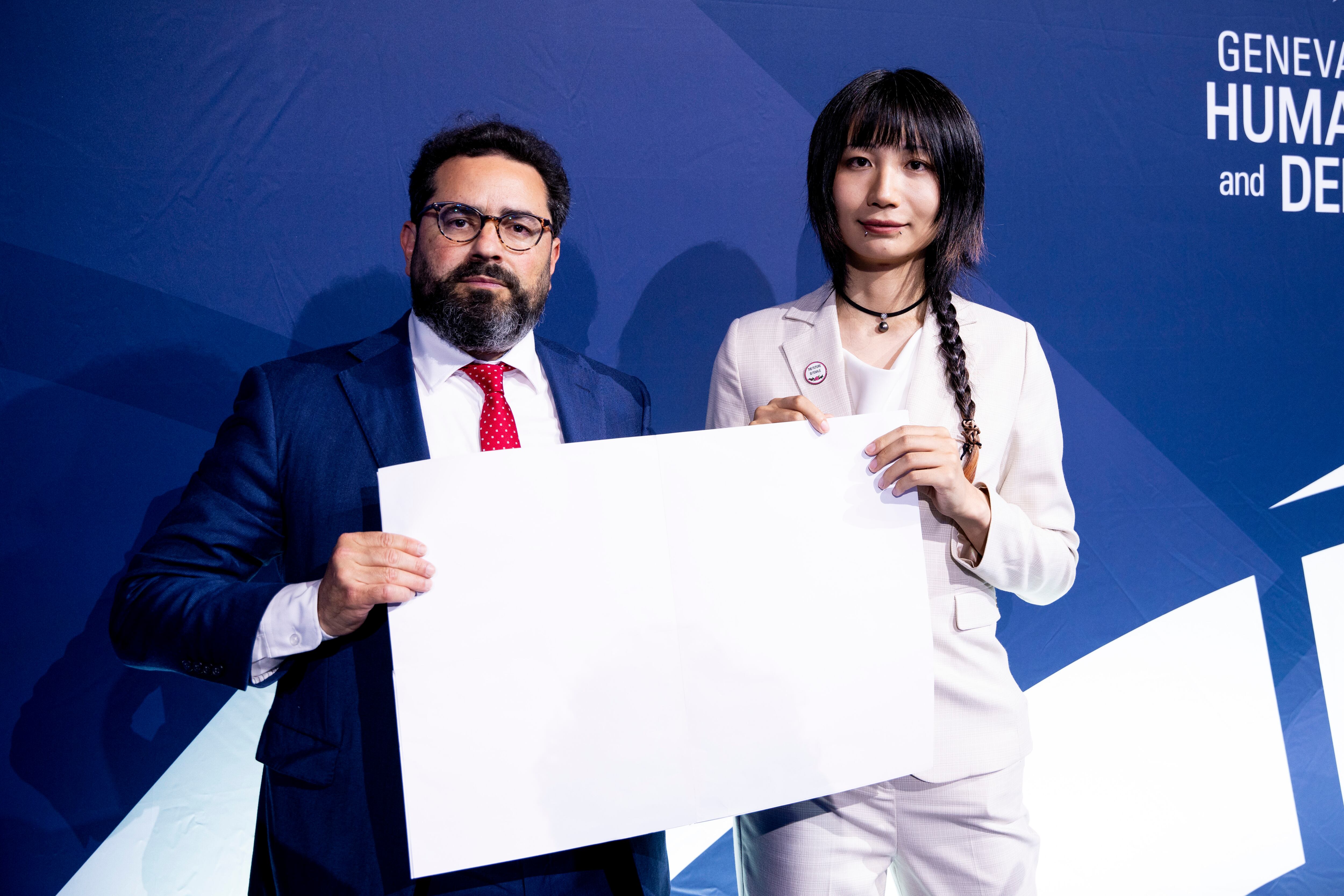 Rei Xia fue detenida por desafiar al régimen chino. Estuvo 37 días en confinamiento en solitario. Incomunicada, sin poder ducharse, sin nada que leer, vigilada por cámaras. En la foto: Rei y Hillel Neuer, director ejecutivo UN Watch. Crédito fotográfico: Oliver O'Hanlon del Geneva Summit for Human Rights & Democracy.