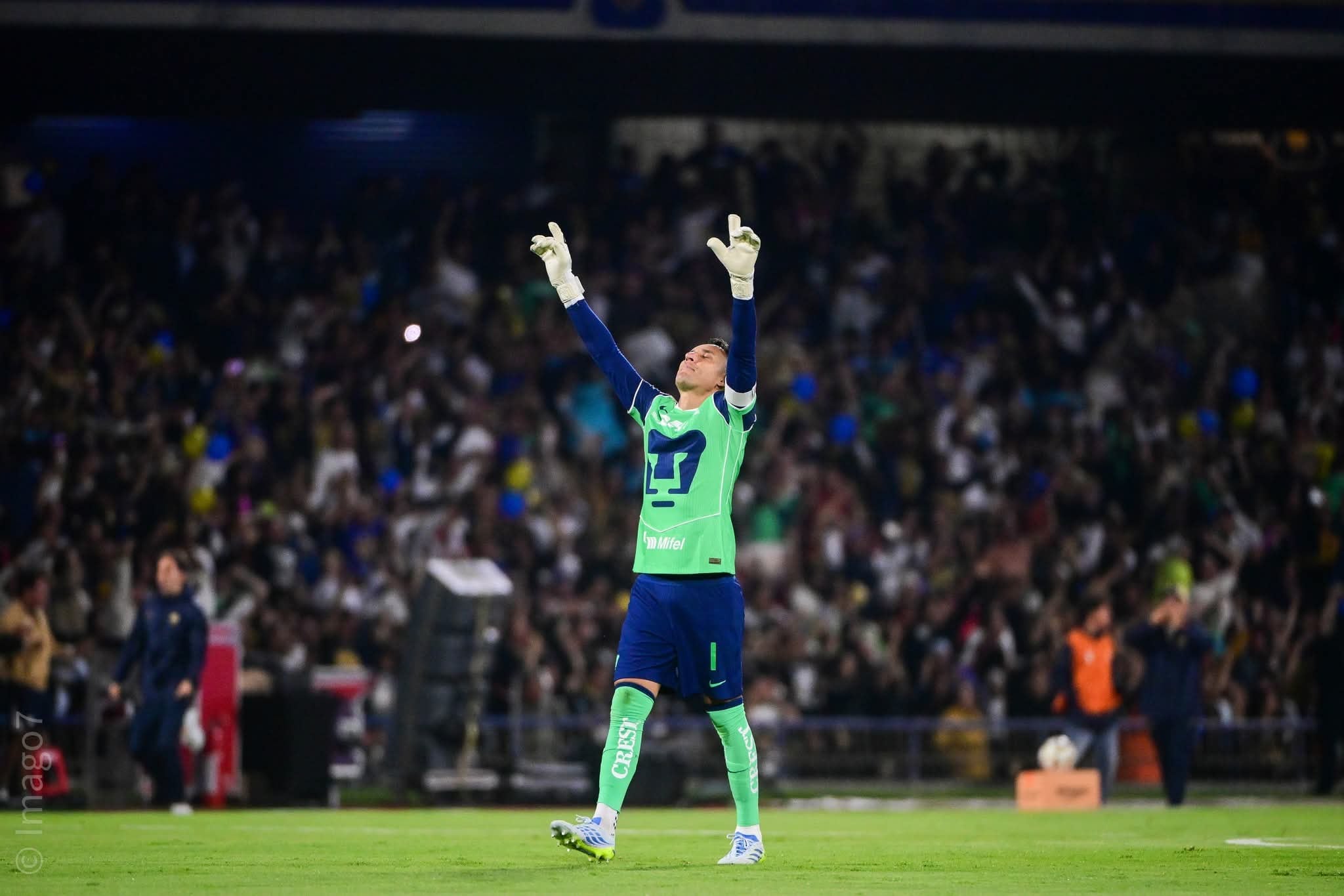 Keylor Navas festeja su pase a la final de la Liga MX, tras vencer a Pachuca en las semifinales.