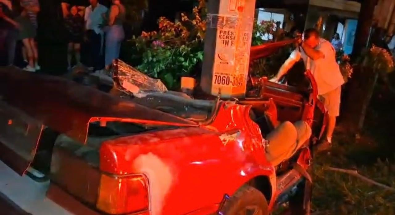 El joven de 26 años que conducía el vehículo fue trasladado a un centro médico en ambulancia.