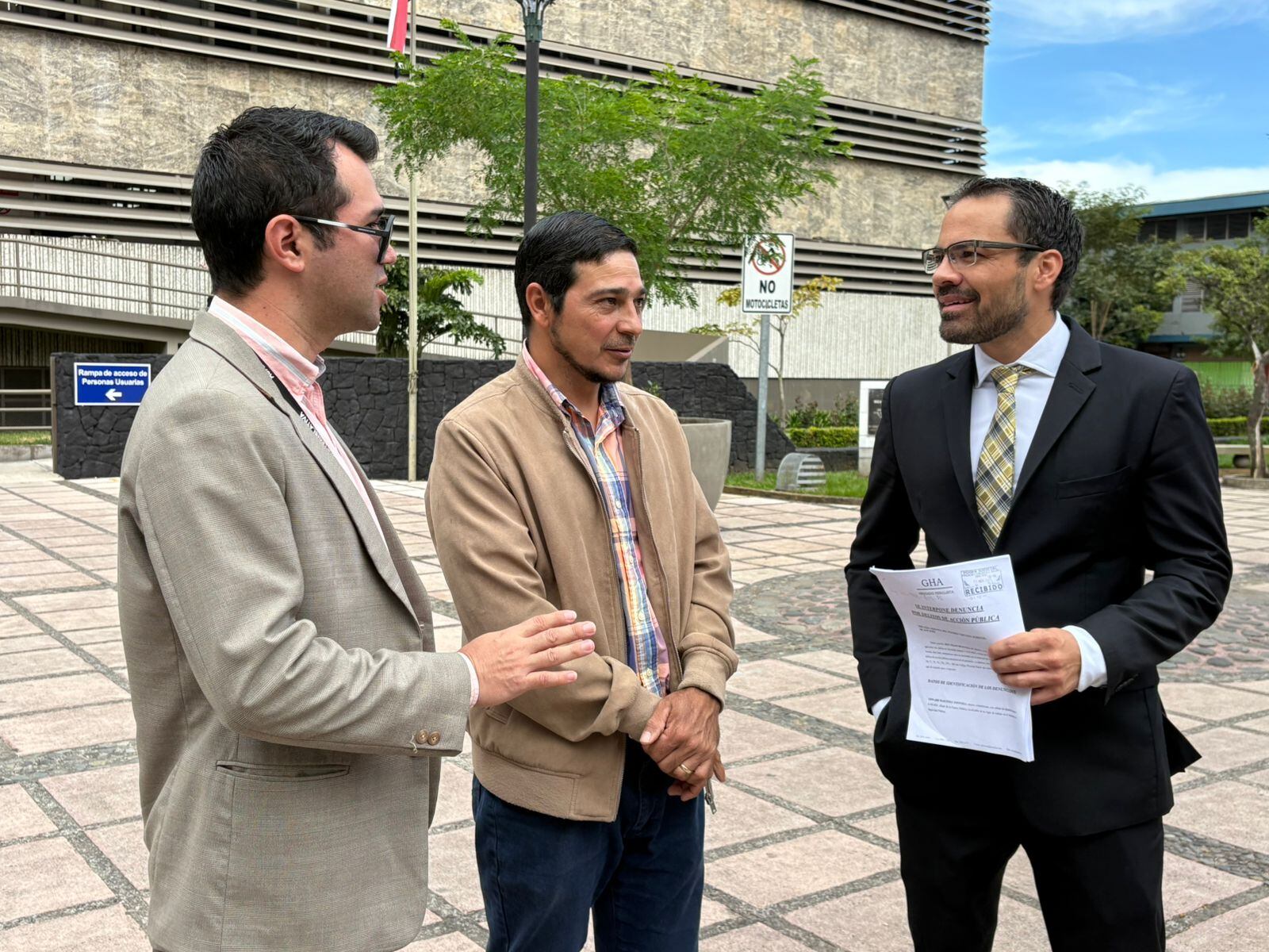 Roy Fallas Araya, líder agrícola detenido tras la protesta del martes 11 de noviembre frente a Casa Presidencial, denunció por abuso de autoridad a dos policías.