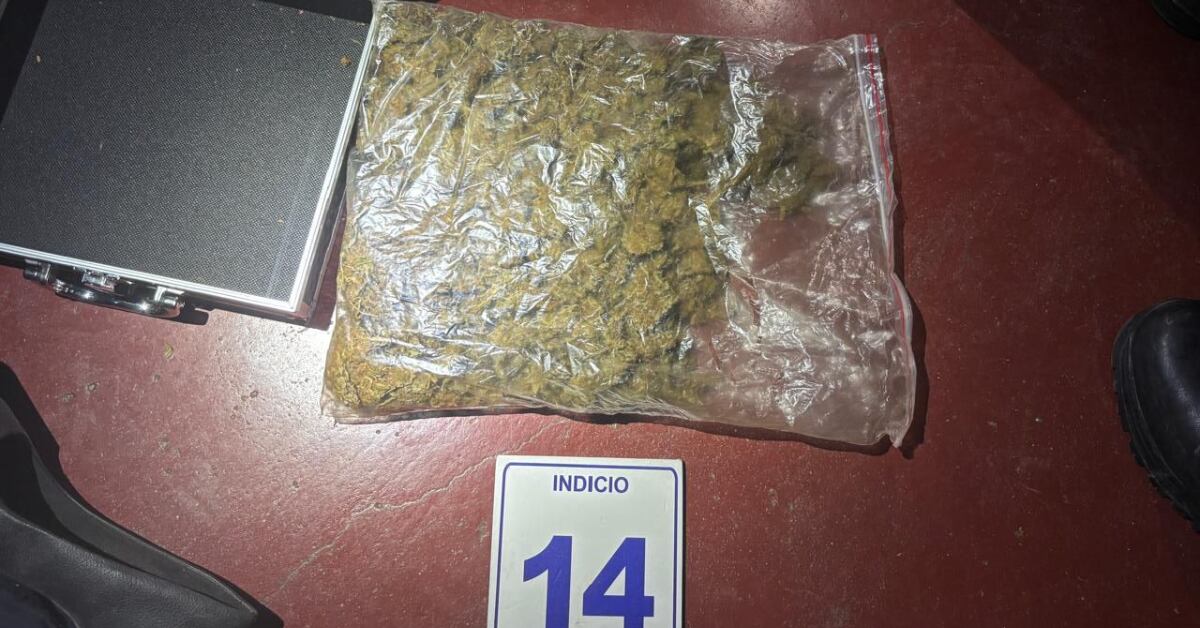 Durante el allanamiento a la vivienda del joven, los agentes hallaron drogas y un arma de fabricación casera.