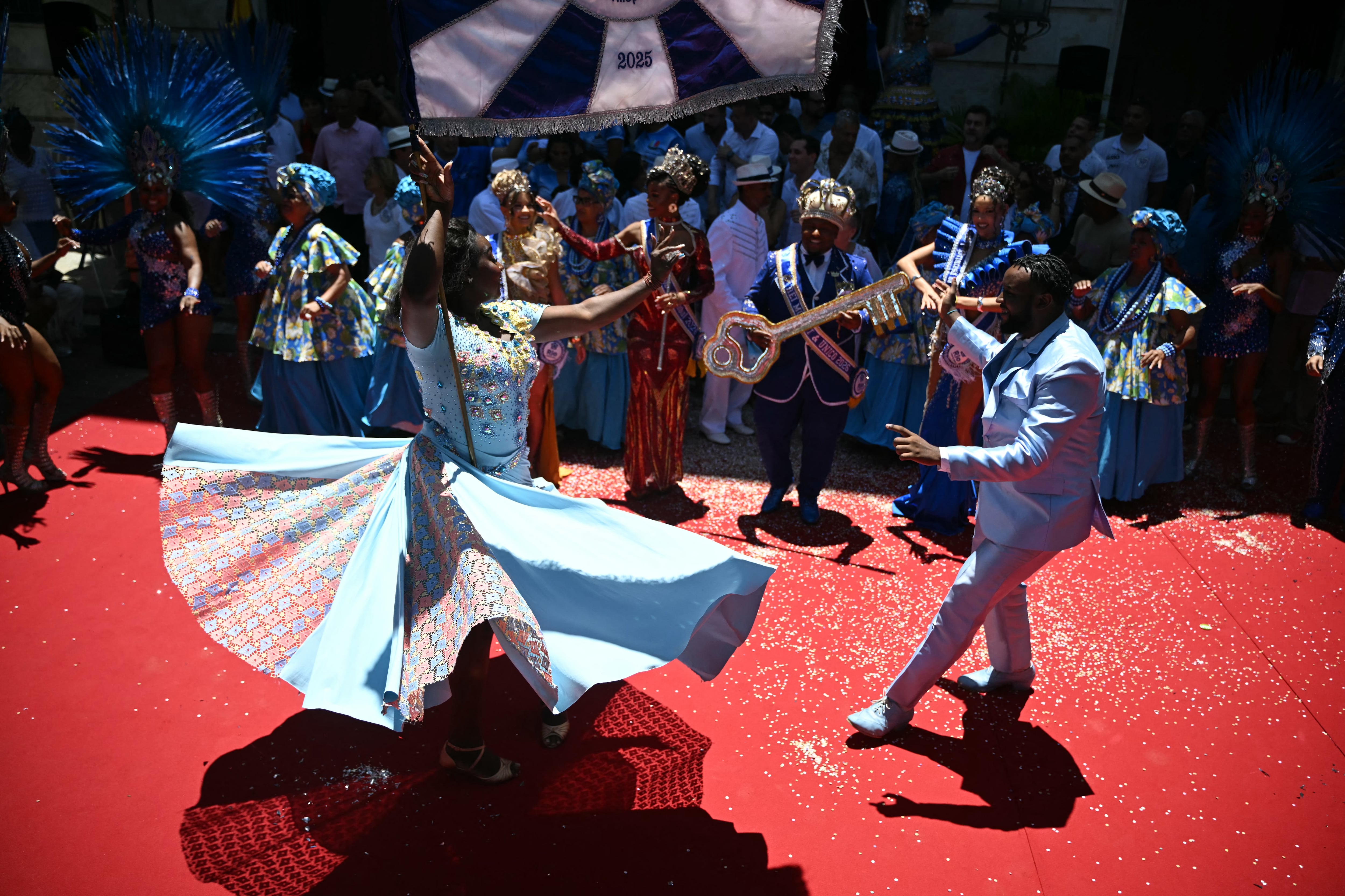 Integrantes de la escuela de samba Beija-Flor de Nilópolis se presentan durante la ceremonia oficial de apertura del Carnaval en Río de Janeiro.