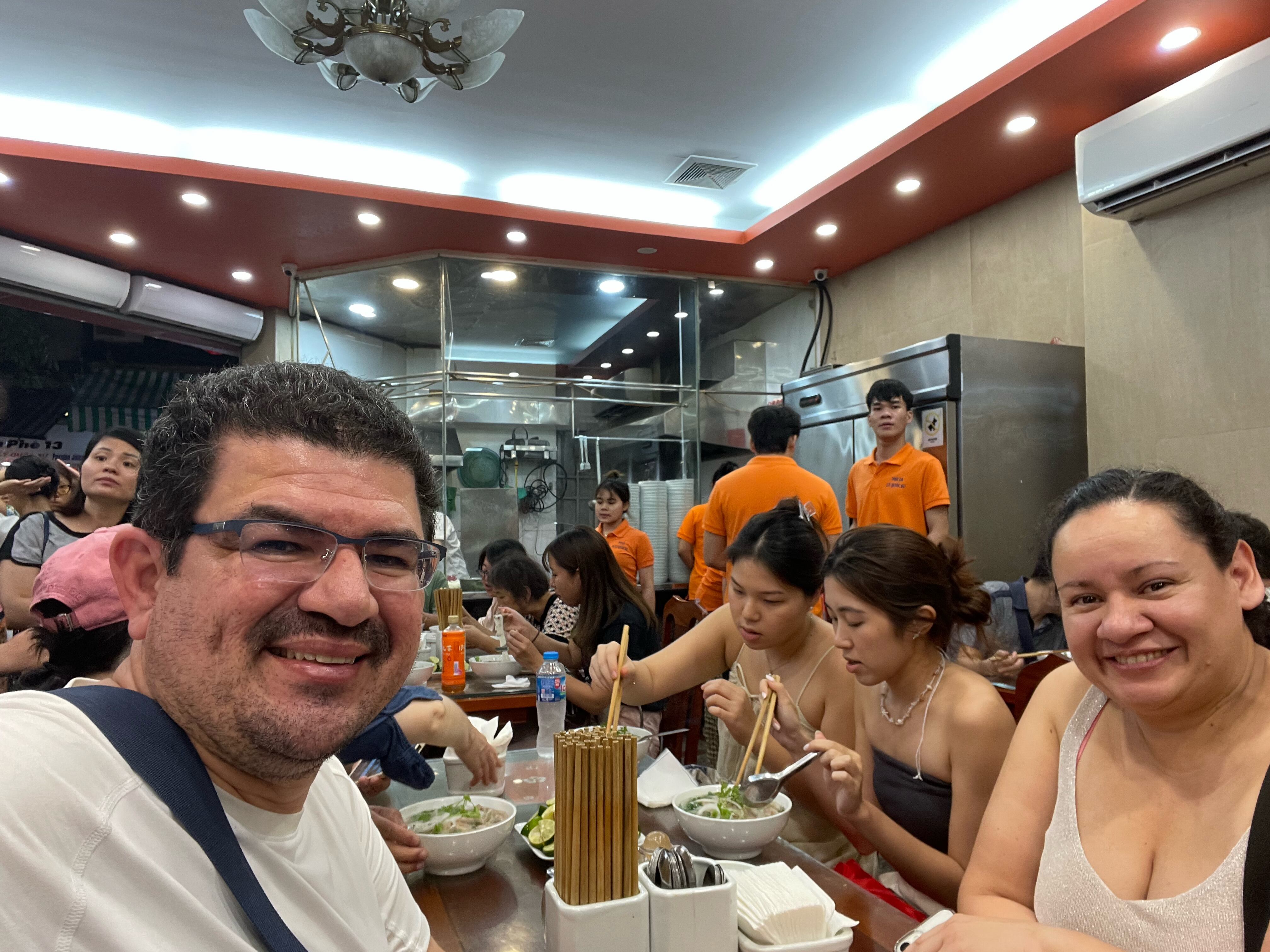 Nancy Díaz y Jairo Villegas S. en un restaurante estrella Michelín en Hanói, Vietnam. Ahí probamos un delicioso Pho junto a comensales vietnamitas.