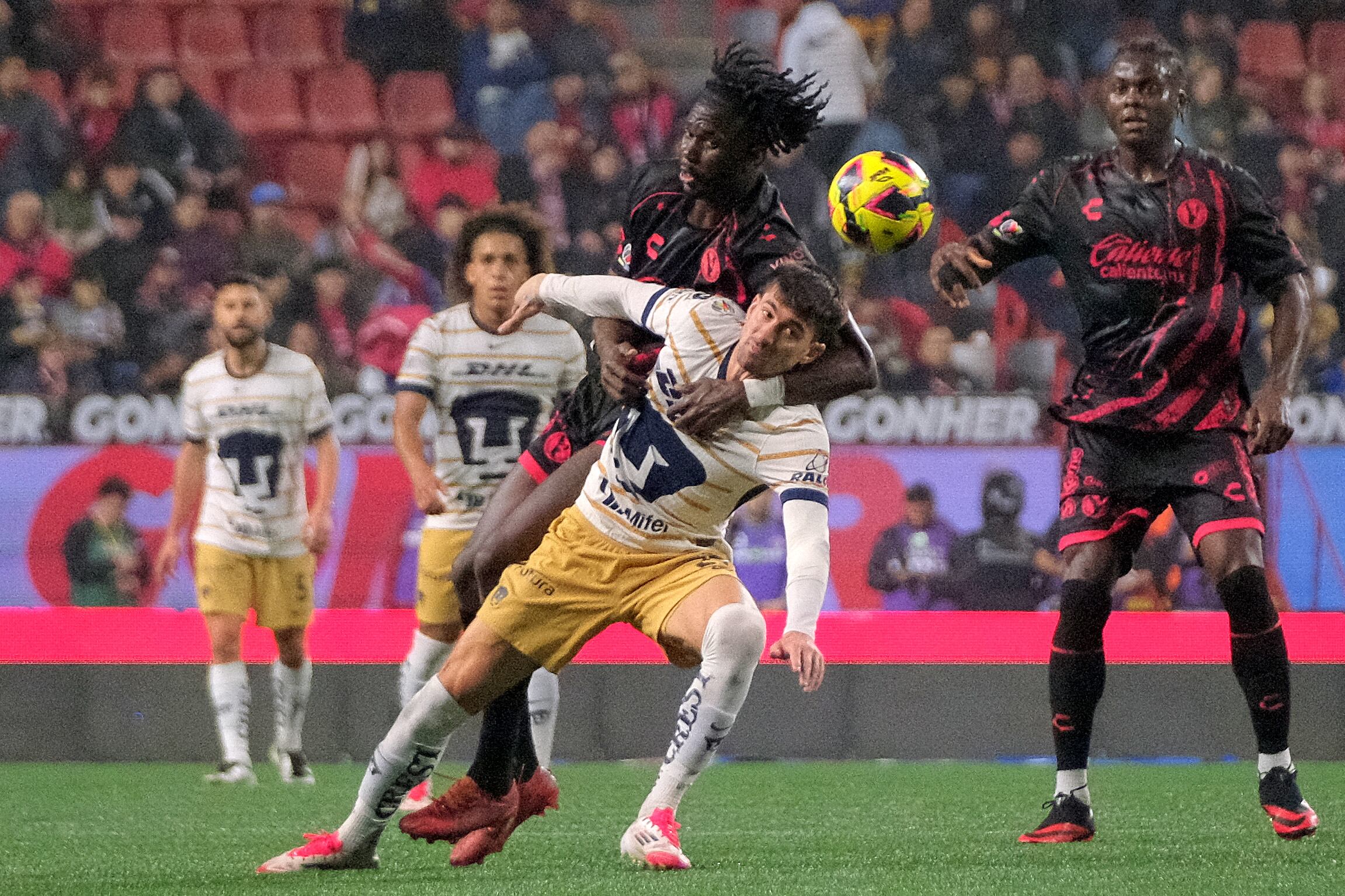 Frank Boya trata de frenar como sea a Ignacio Pussetto en el partido entre Tijuana y Pumas en el Estadio Caliente, en Tijuana.