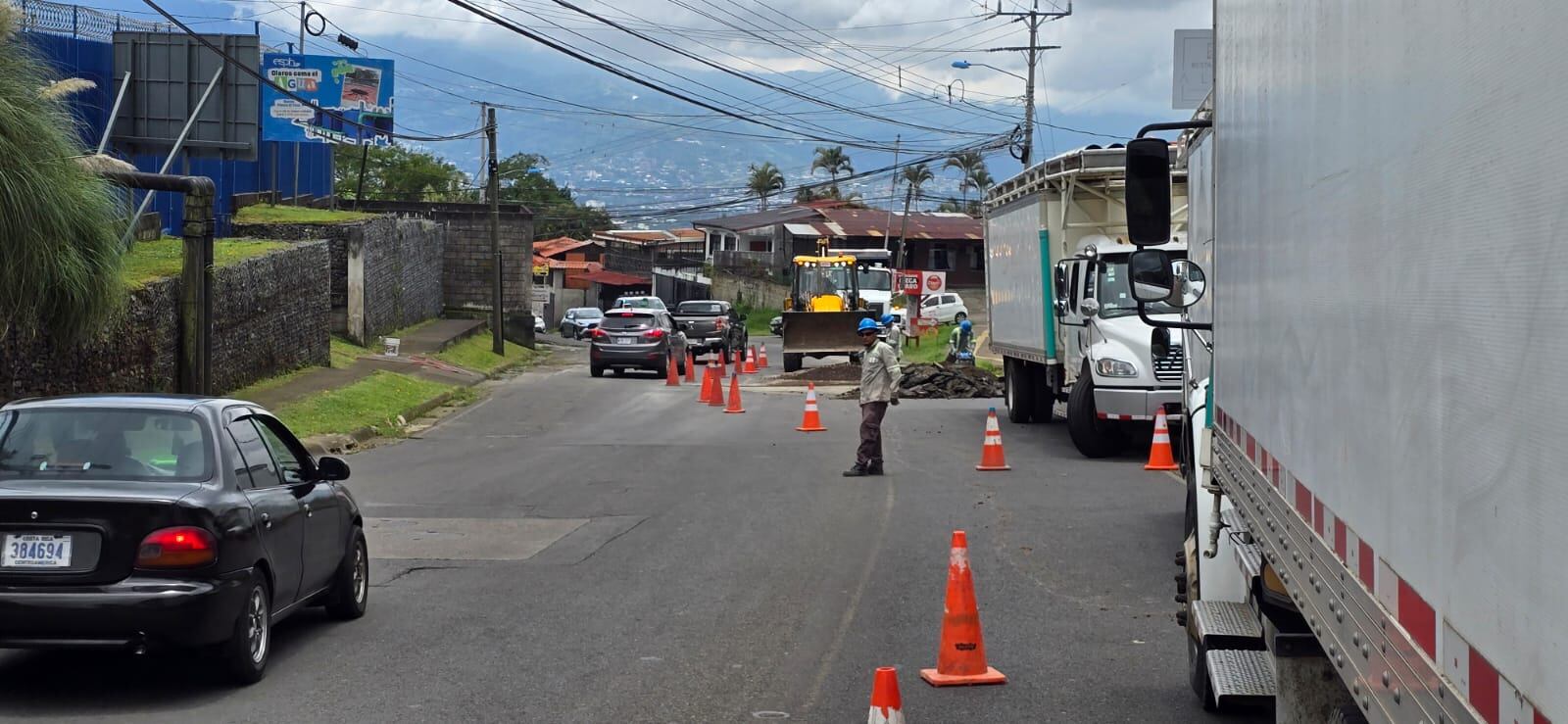 Cuadrillas de la ESPH a inicios de mes en sector de San Rafael en labores de mejora. Esta semana se esperan cortes de agua por arreglos en otros puntos de Heredia. Fotografía: