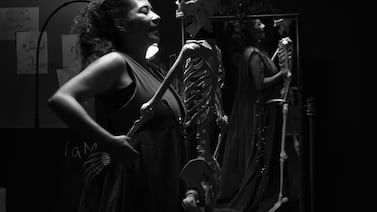 Teatro Vargas Calvo estrena obra sobre los esqueletos que guardamos en nuestras casas