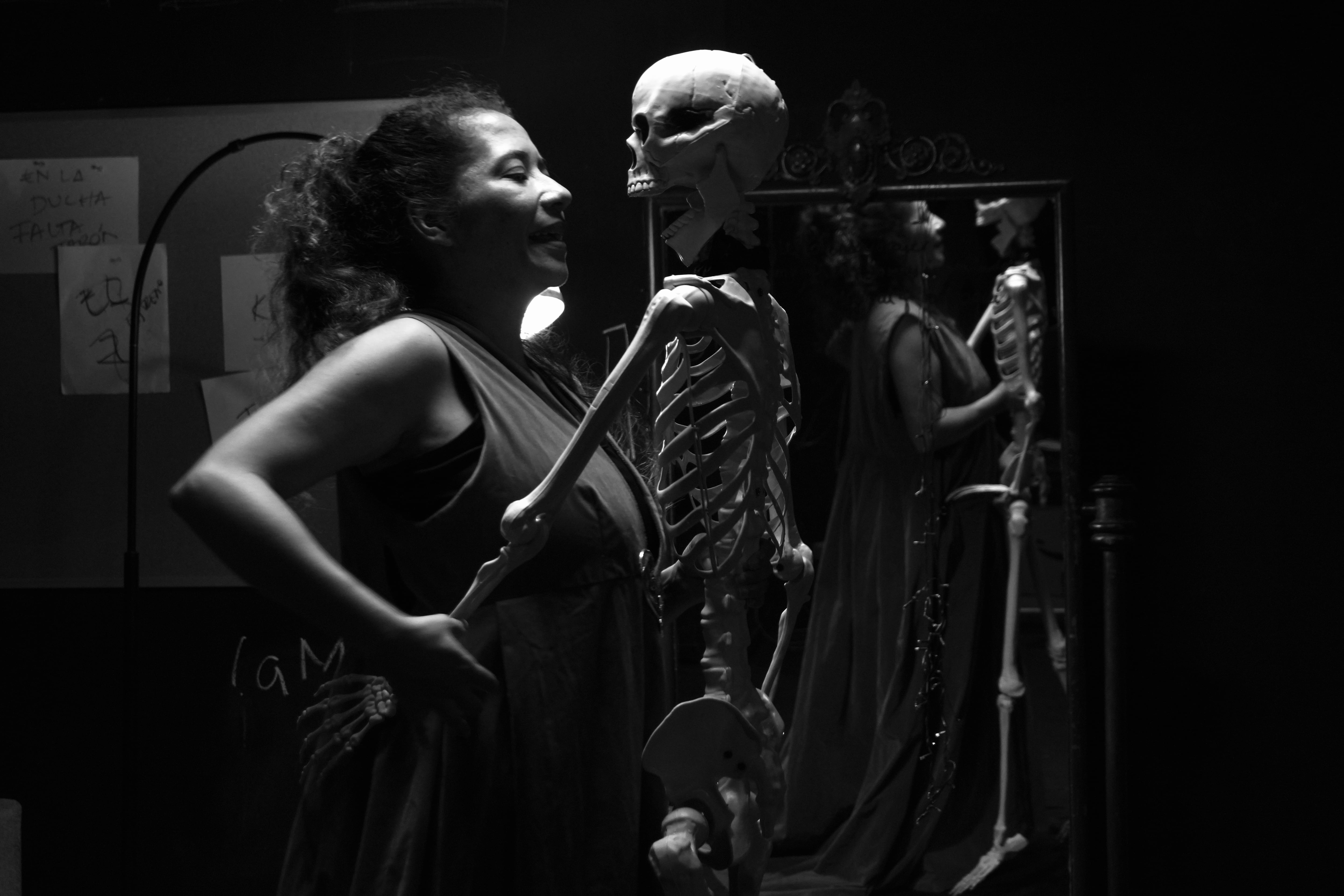 María Luisa Garita en 'La mujer y el esqueleto', en escena en el Teatro Vargas Calvo.