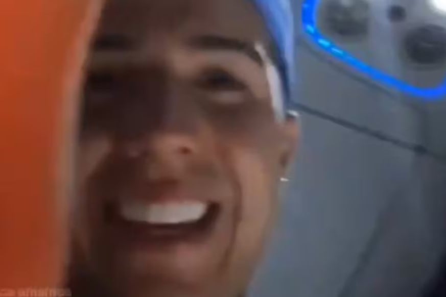 Enzo Fernández durante la transmisión en la que se escucharon los cantos.